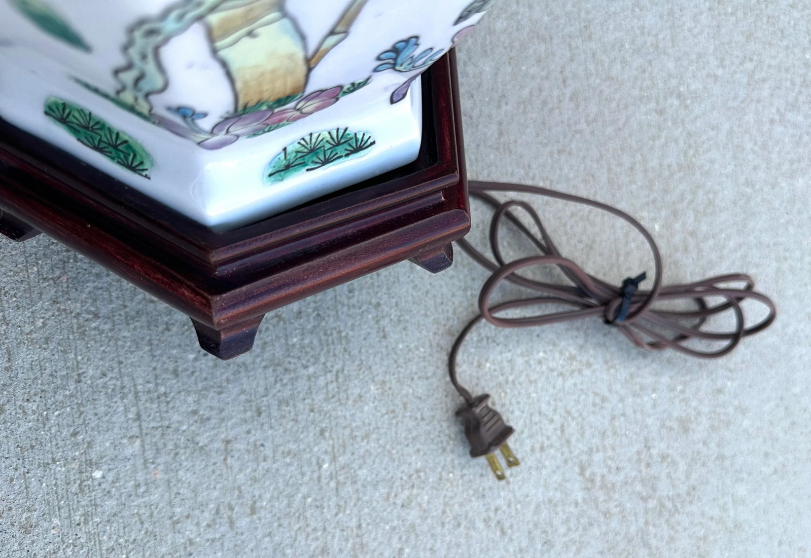 Vintage Pair of Chinese Floral Vase/Table Lamps W/Shade - 7