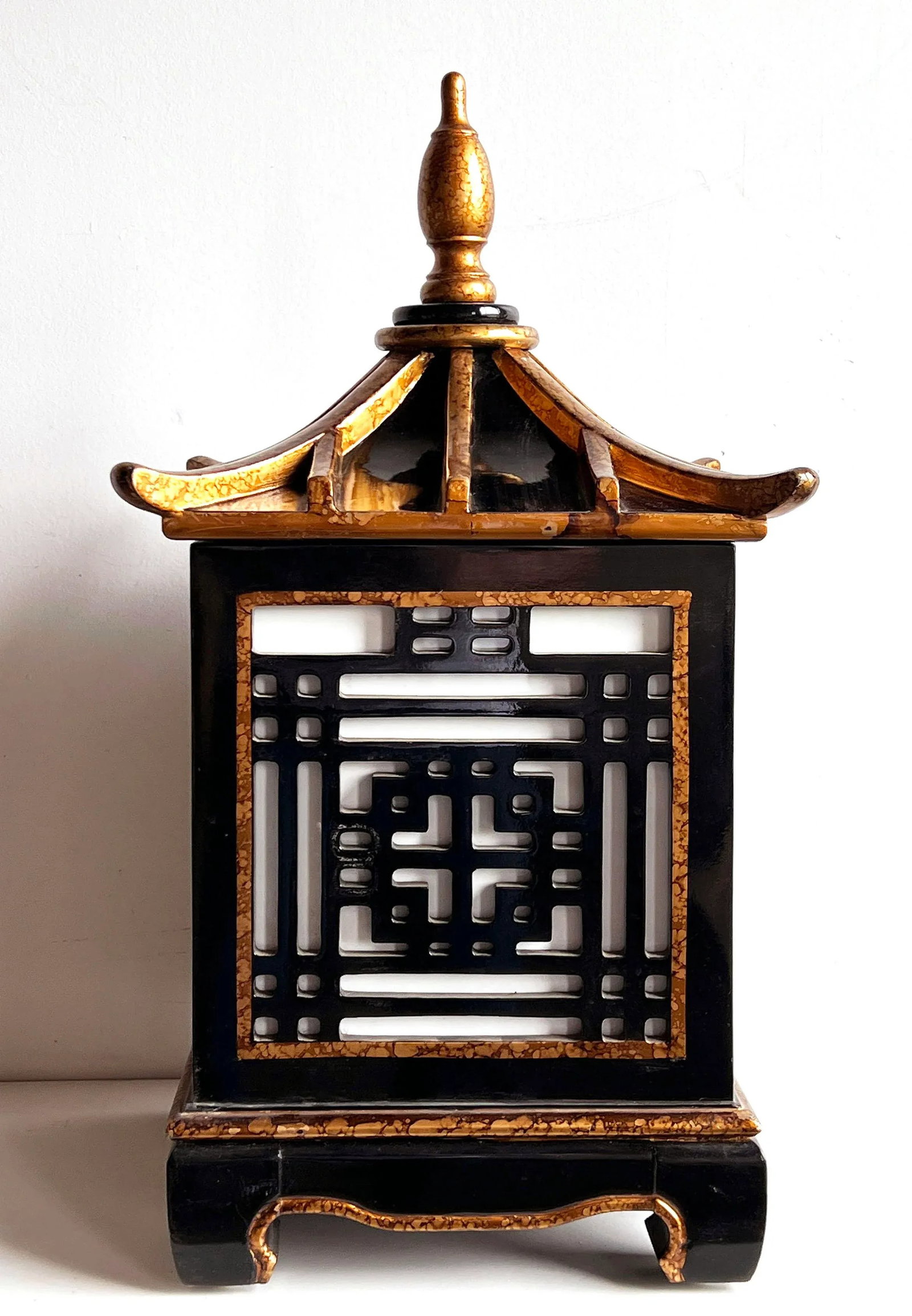Vintage Chinoiserie Pagoda Lantern Fretwork Lamp in Black Lacquer and Gold Gilt - 2