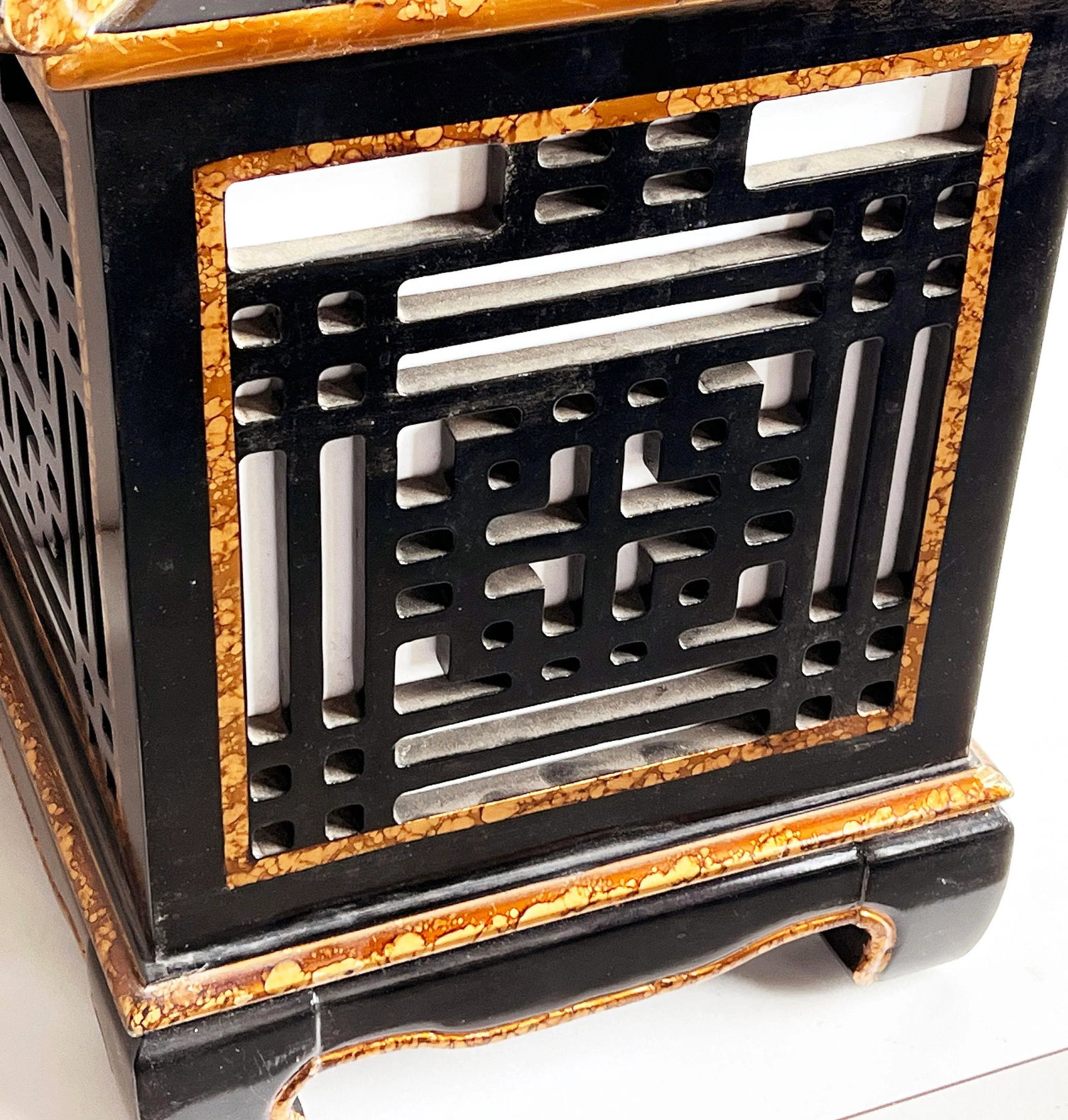 Vintage Chinoiserie Pagoda Lantern Fretwork Lamp in Black Lacquer and Gold Gilt - 4