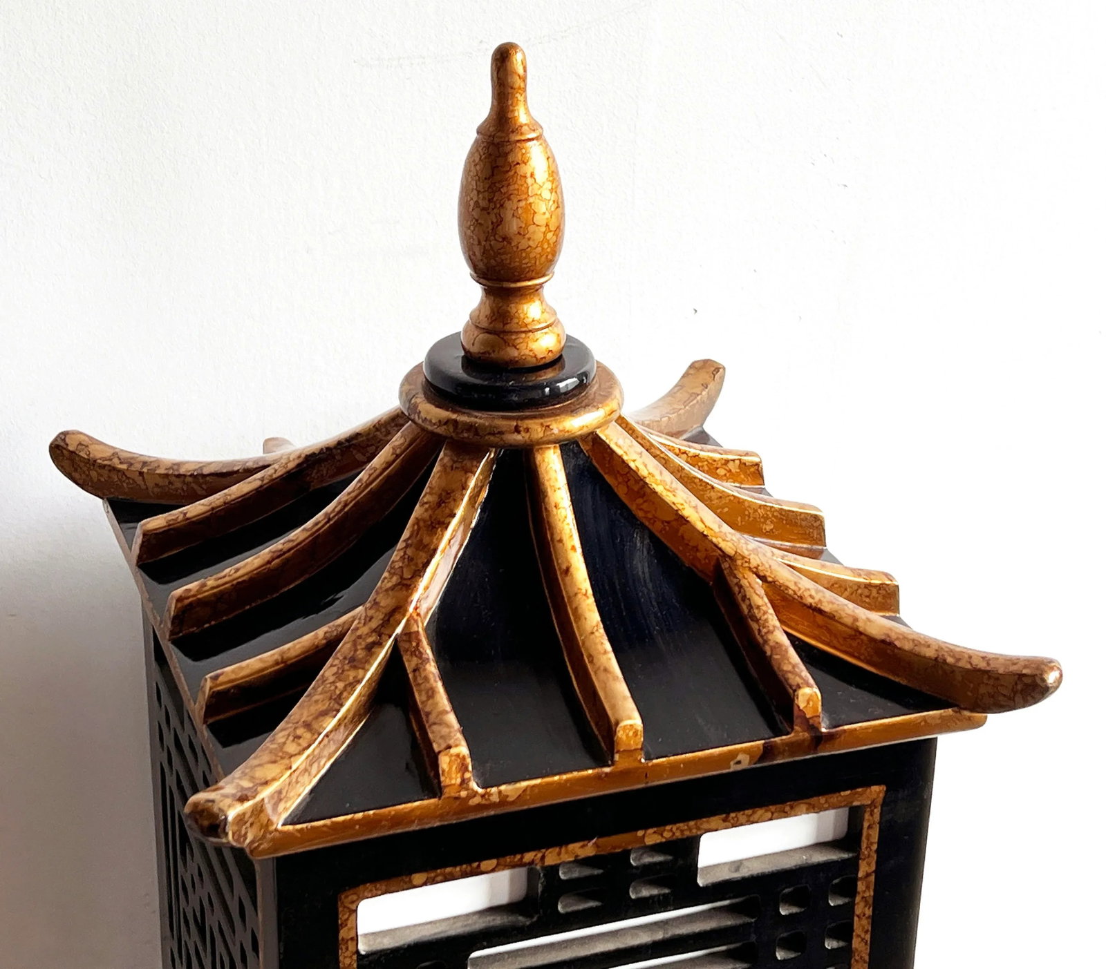 Vintage Chinoiserie Pagoda Lantern Fretwork Lamp in Black Lacquer and Gold Gilt - 5