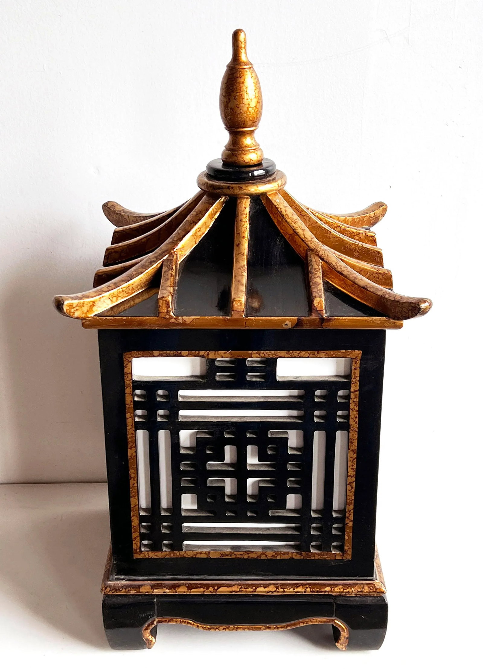 Vintage Chinoiserie Pagoda Lantern Fretwork Lamp in Black Lacquer and Gold Gilt - 6