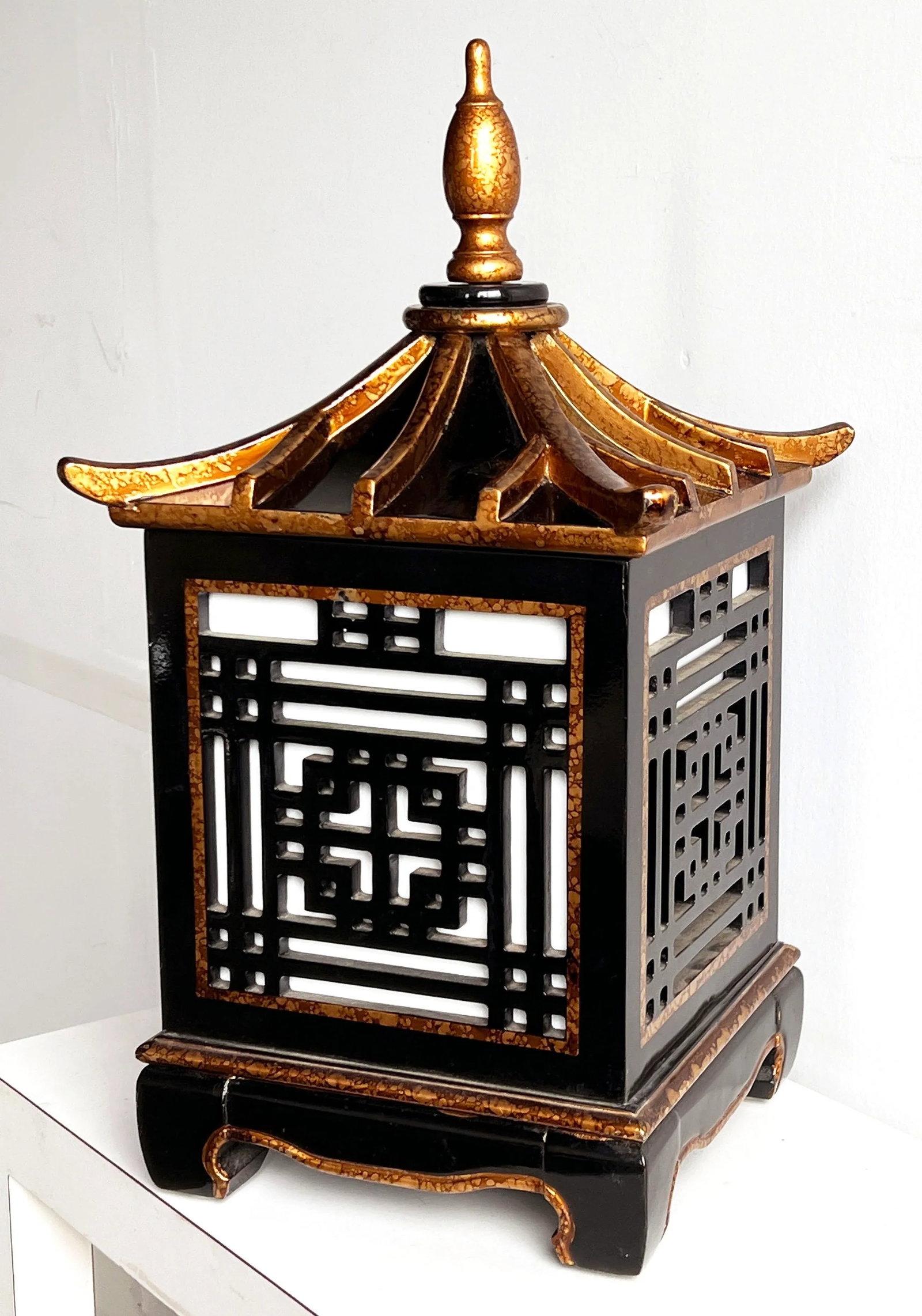 Vintage Chinoiserie Pagoda Lantern Fretwork Lamp in Black Lacquer and Gold Gilt - 8