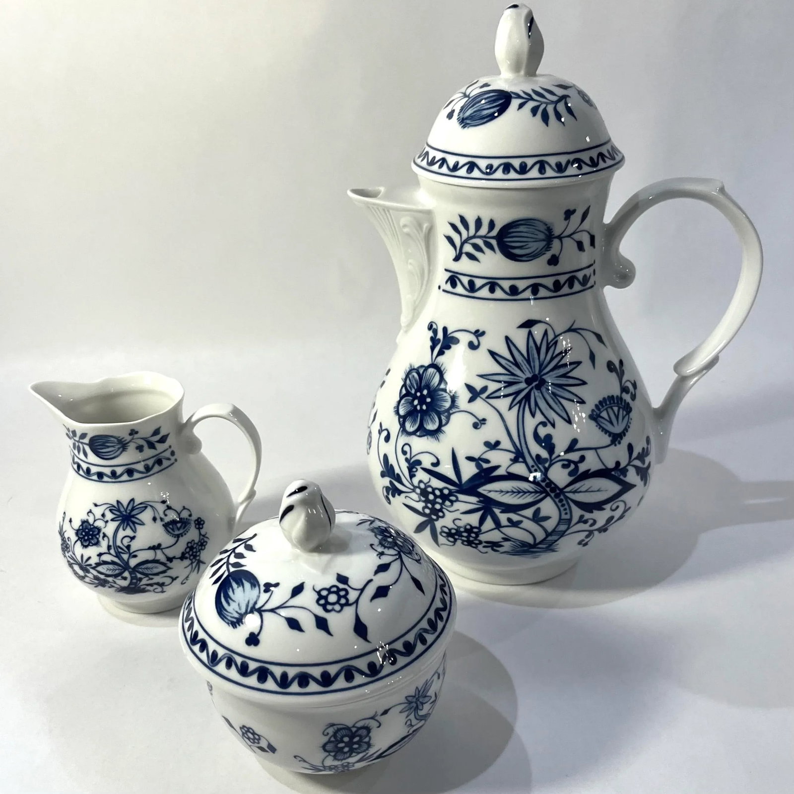 Late 20th Century 42 Piece Blue Onion Porcelain Breakfast Set - Service for Six - 11