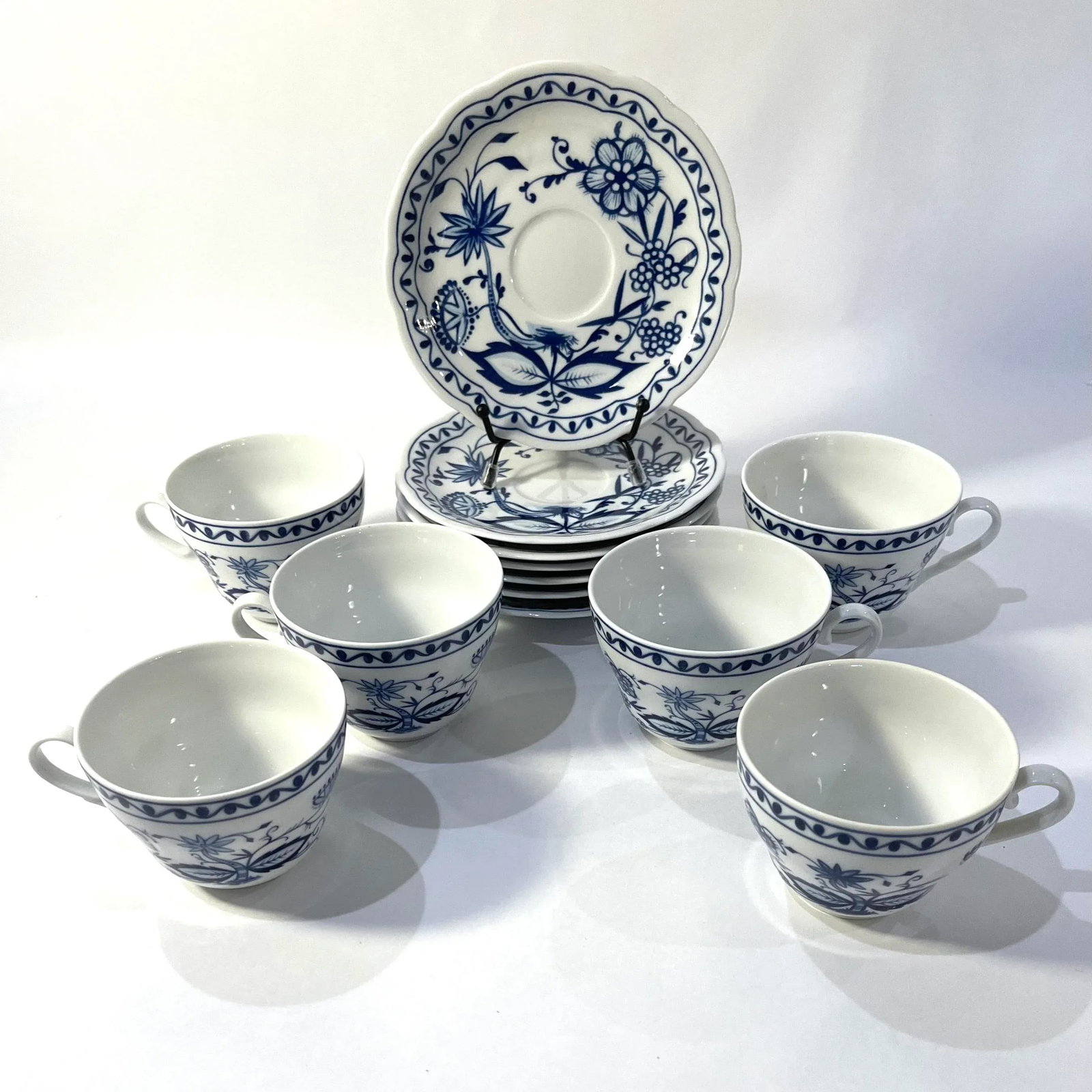 Late 20th Century 42 Piece Blue Onion Porcelain Breakfast Set - Service for Six - 9