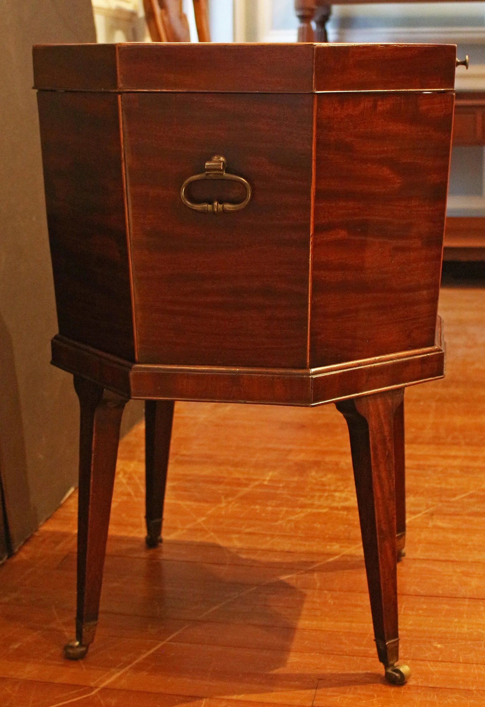 Circa 1770 English George III Period Cellarette on Stand - 2