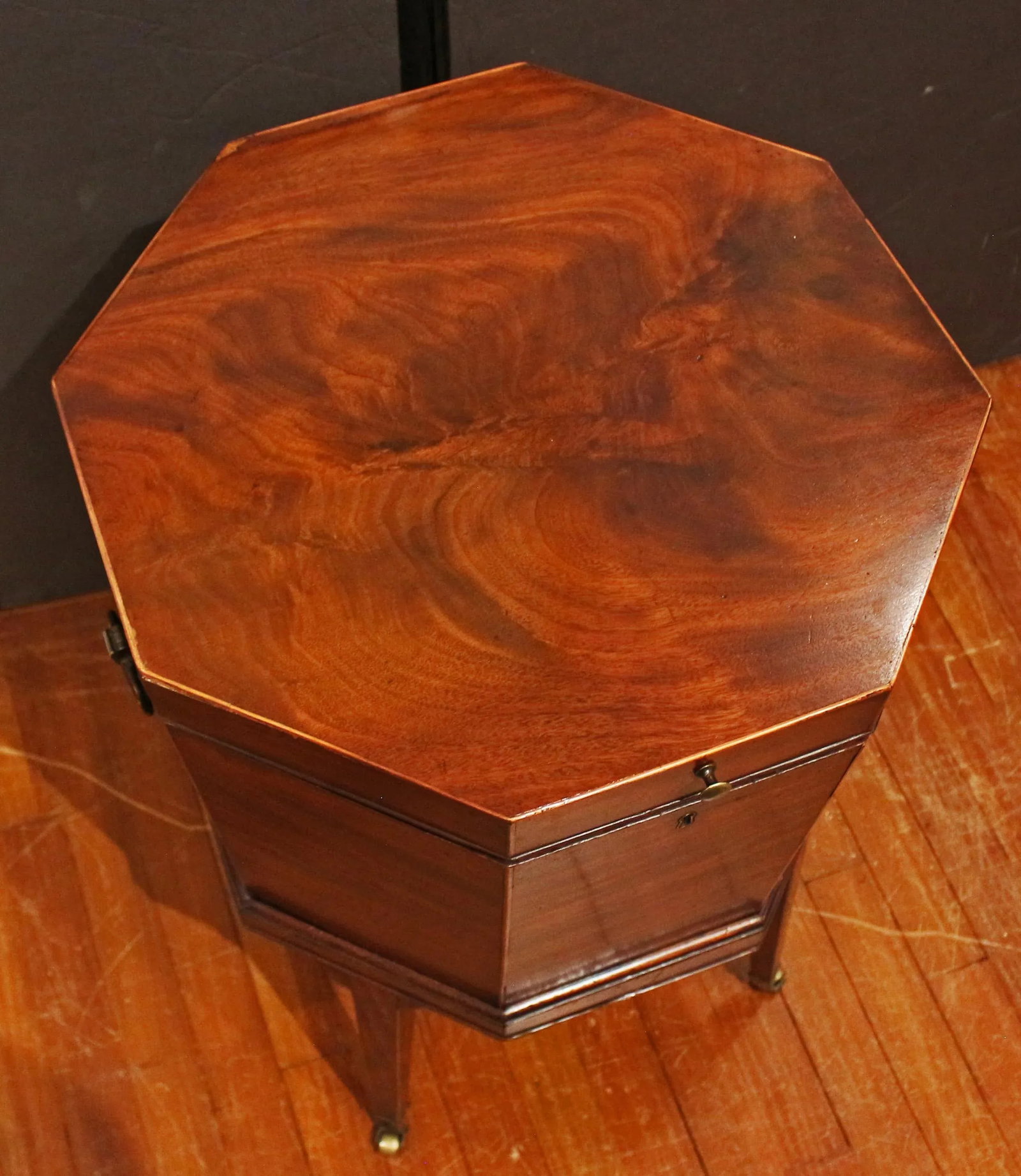 Circa 1770 English George III Period Cellarette on Stand - 3