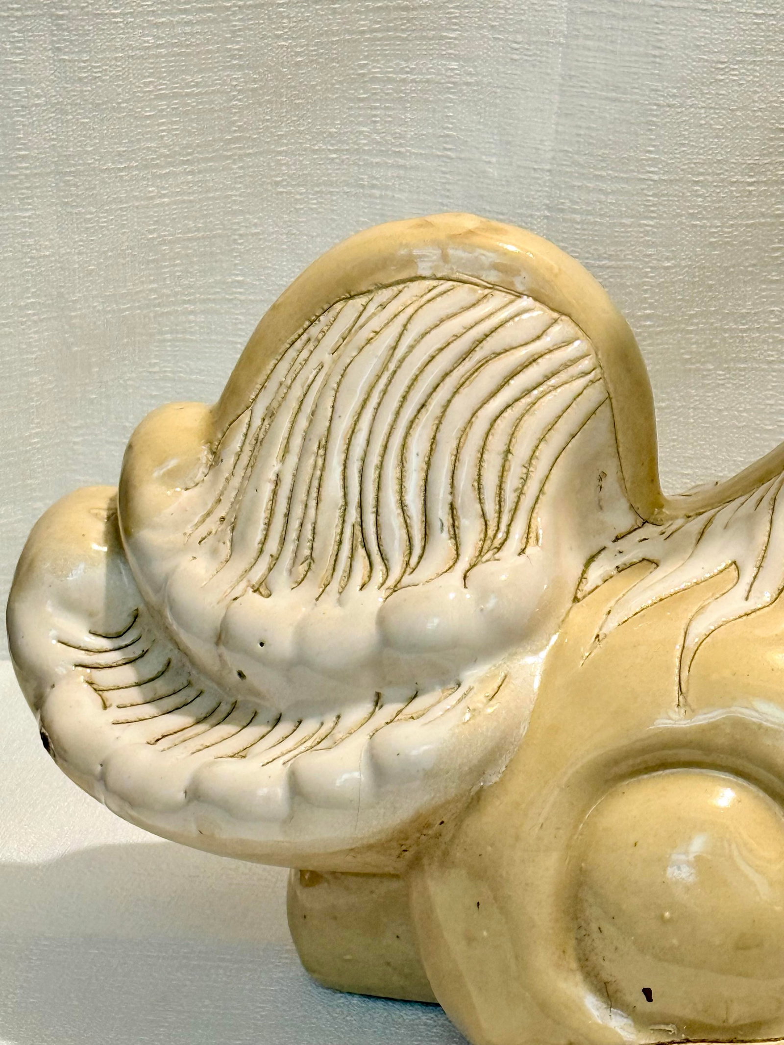 Monumental Circa 1980s Cream & White Ceramic Foo Dog Statue (18" Wide) - Mottahedeh Style - 10