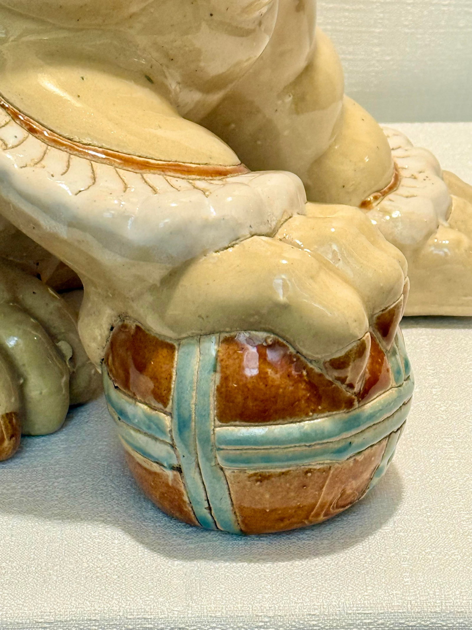 Monumental Circa 1980s Cream & White Ceramic Foo Dog Statue (18" Wide) - Mottahedeh Style - 11