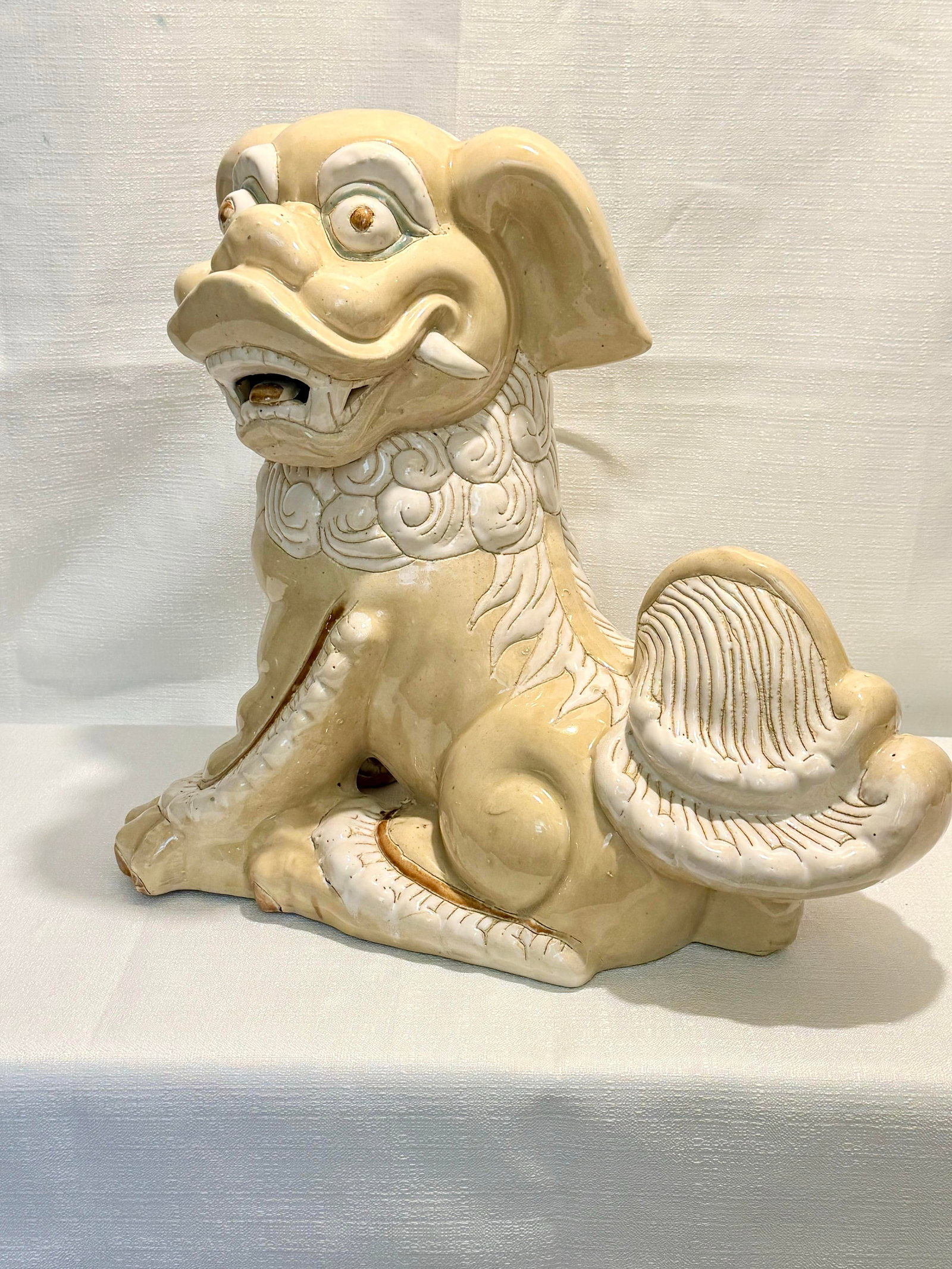 Monumental Circa 1980s Cream & White Ceramic Foo Dog Statue (18" Wide) - Mottahedeh Style - 3