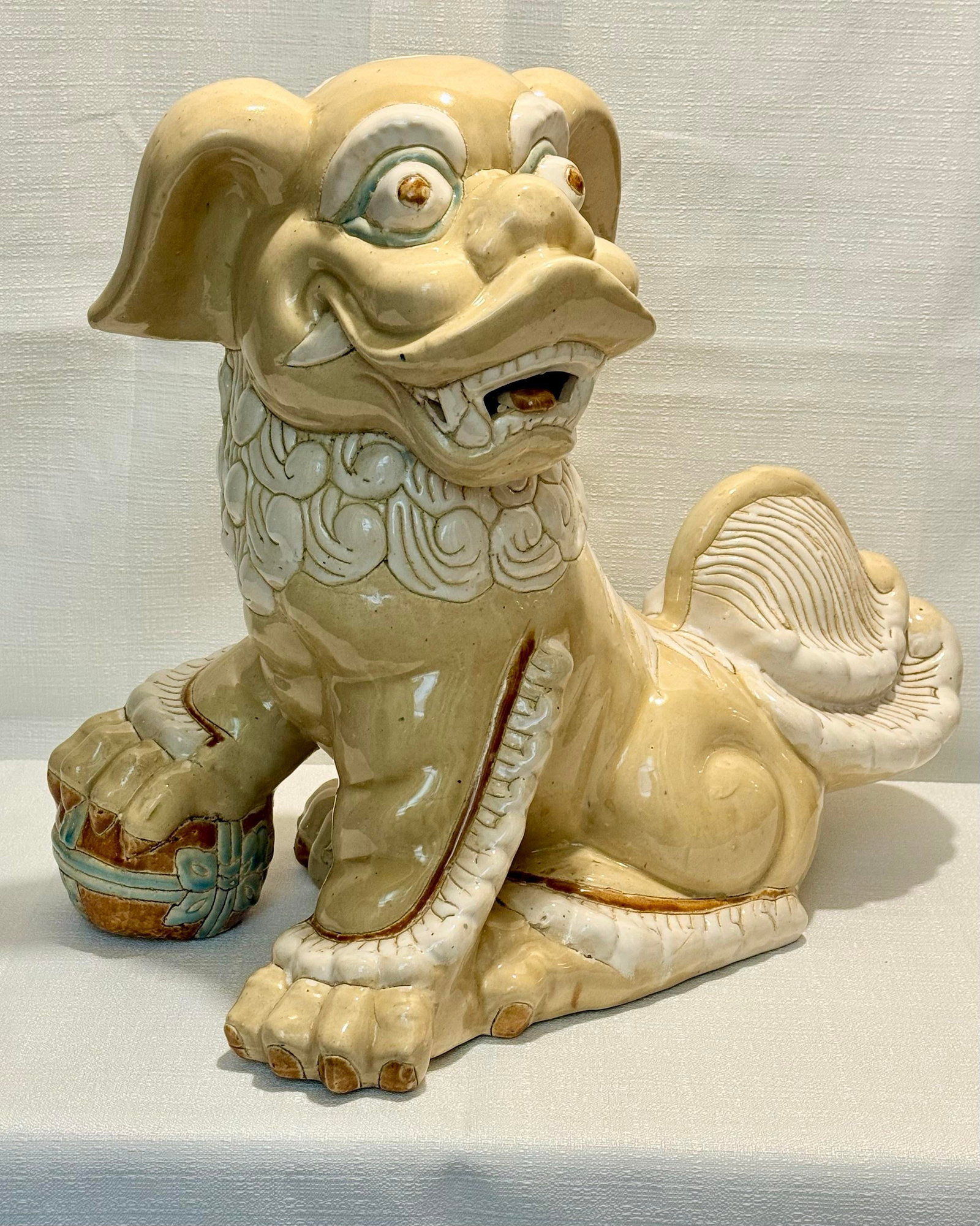 Monumental Circa 1980s Cream & White Ceramic Foo Dog Statue (18" Wide) - Mottahedeh Style - 4