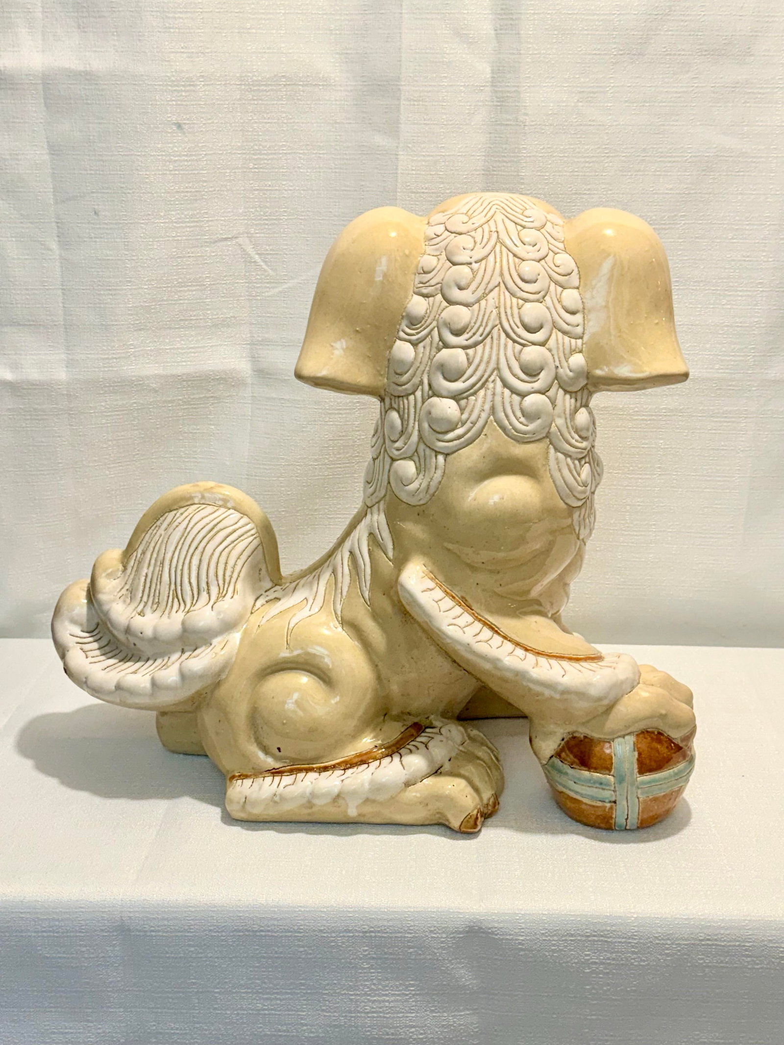Monumental Circa 1980s Cream & White Ceramic Foo Dog Statue (18" Wide) - Mottahedeh Style - 5