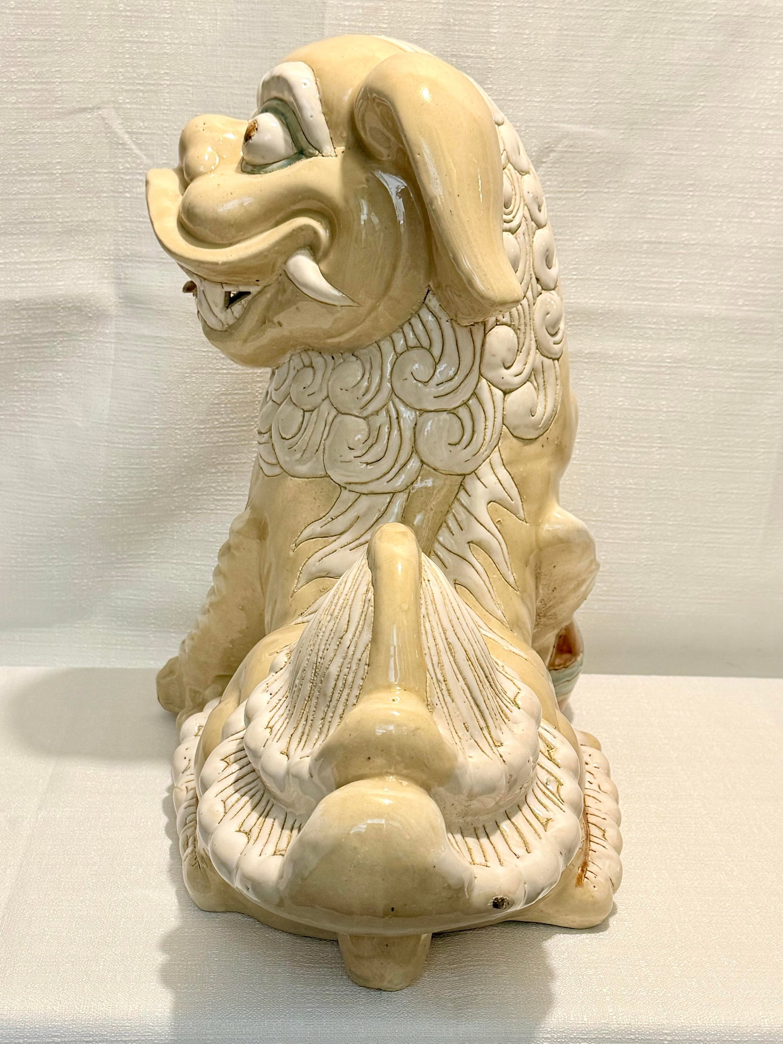 Monumental Circa 1980s Cream & White Ceramic Foo Dog Statue (18" Wide) - Mottahedeh Style - 6