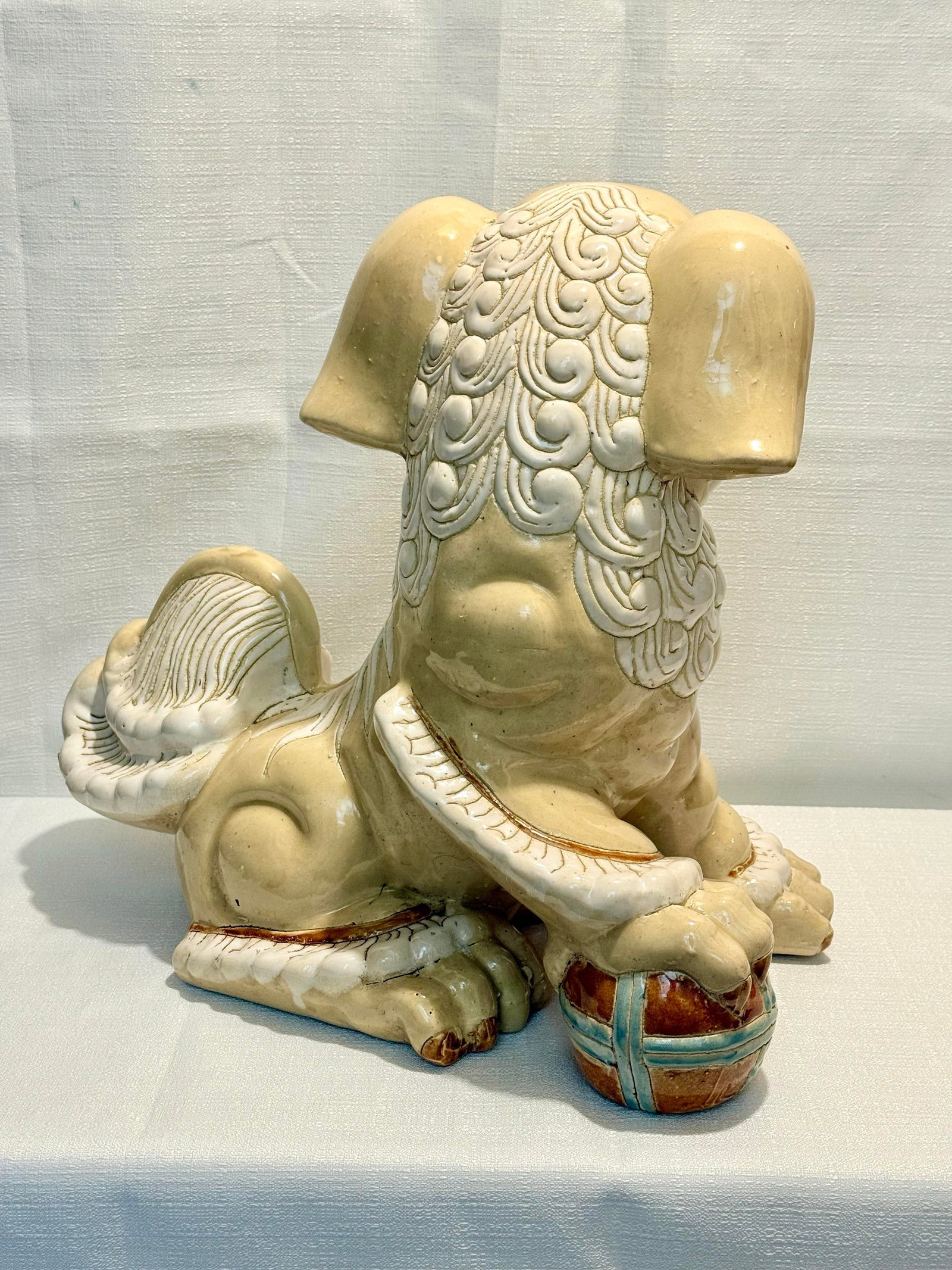 Monumental Circa 1980s Cream & White Ceramic Foo Dog Statue (18" Wide) - Mottahedeh Style - 7