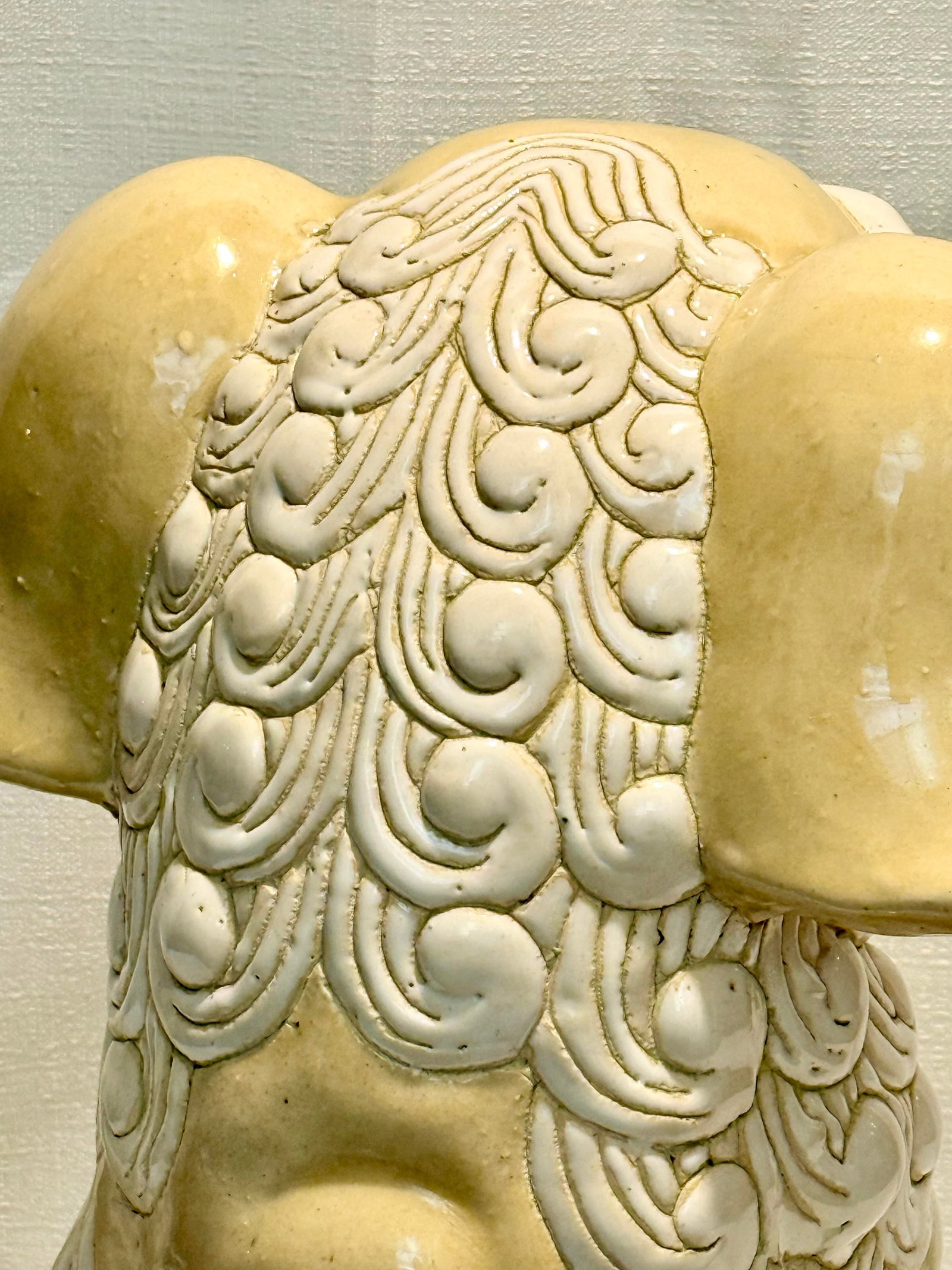 Monumental Circa 1980s Cream & White Ceramic Foo Dog Statue (18" Wide) - Mottahedeh Style - 9
