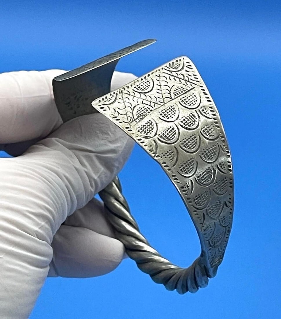 1990s Hmong Hill Tribe Silver Etched Bangle Cuff Bracelet Set, Vintage - 11