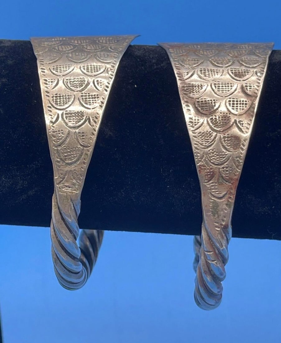 1990s Hmong Hill Tribe Silver Etched Bangle Cuff Bracelet Set, Vintage - 4