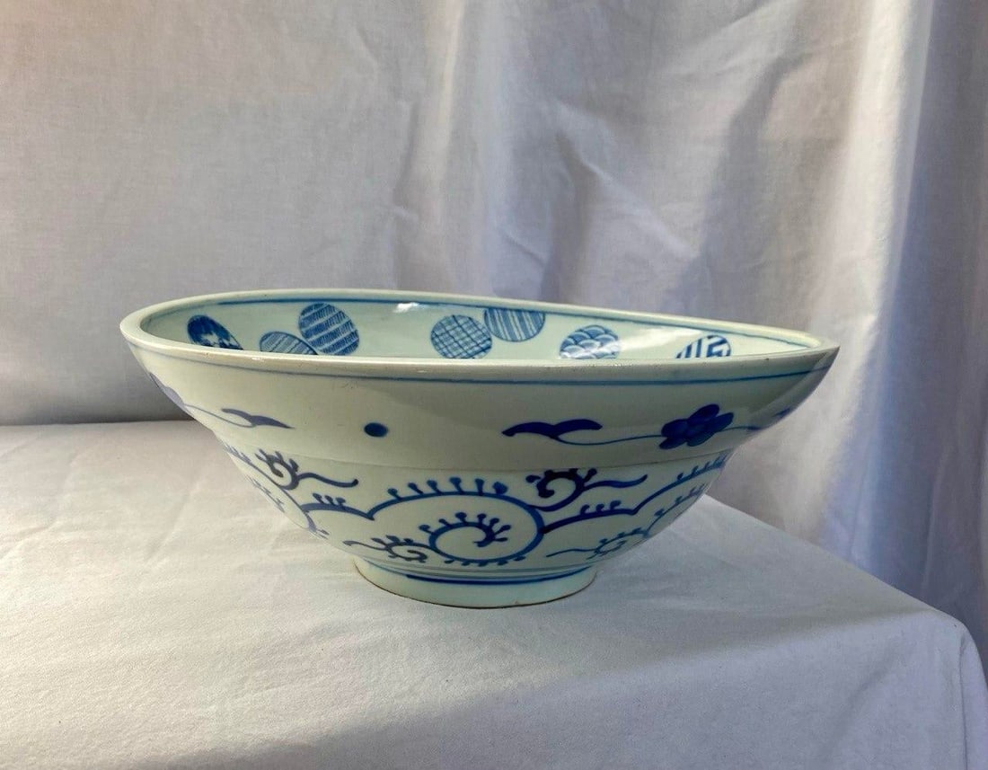 19th Century Japanese Hirado-Style "Helmet" Bowl With Sho-Chiku-Bai Motif - 2