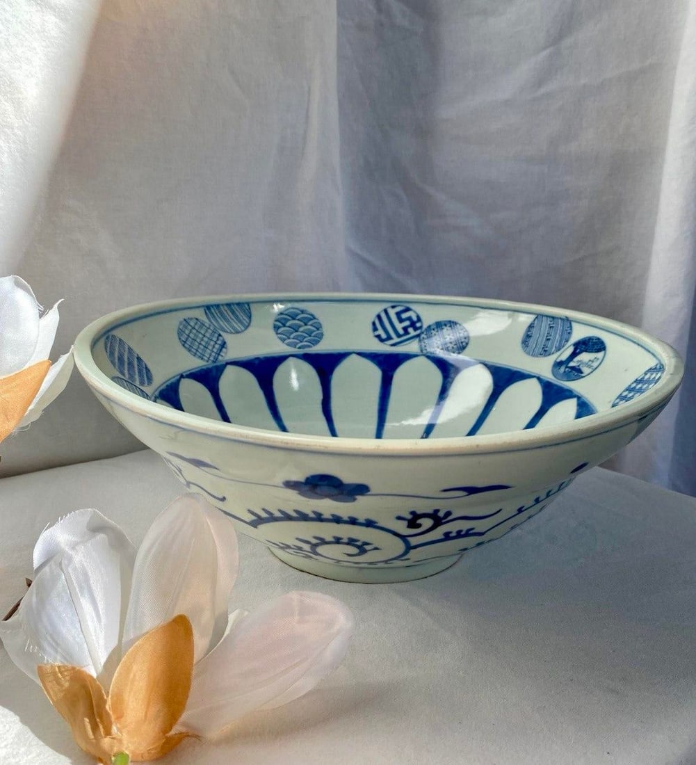 19th Century Japanese Hirado-Style "Helmet" Bowl With Sho-Chiku-Bai Motif - 3
