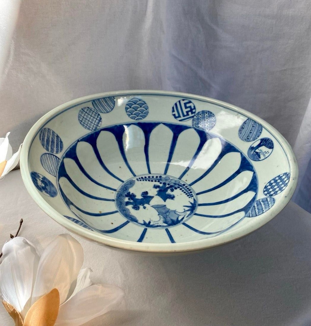 19th Century Japanese Hirado-Style "Helmet" Bowl With Sho-Chiku-Bai Motif - 4