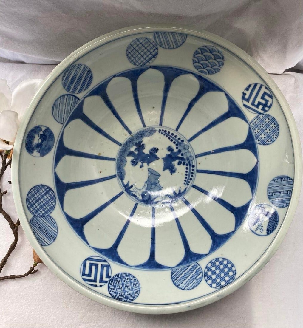 19th Century Japanese Hirado-Style "Helmet" Bowl With Sho-Chiku-Bai Motif - 5