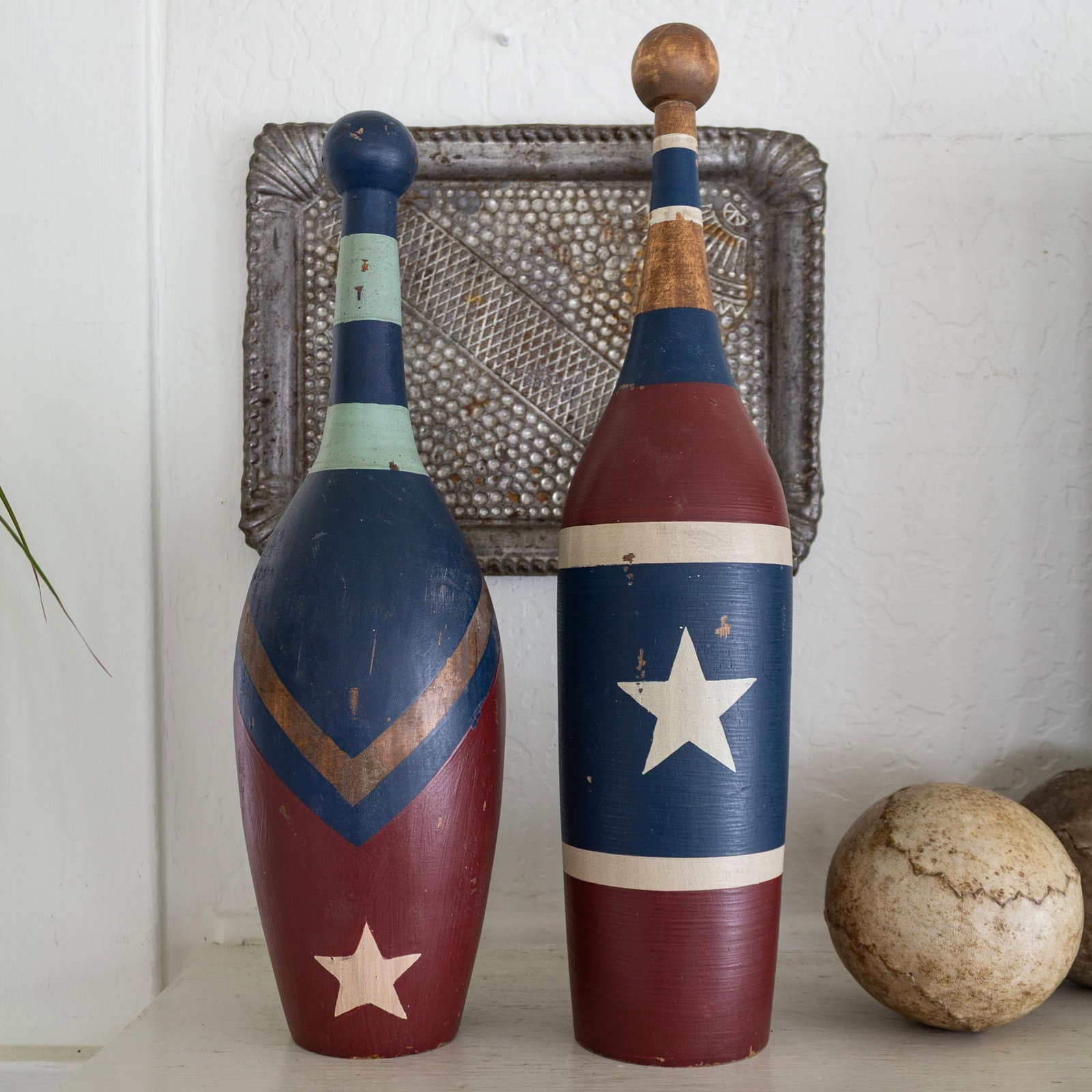 Pair of Early 20th Century Painted Circus Juggling Pins or Indian Clubs - 3