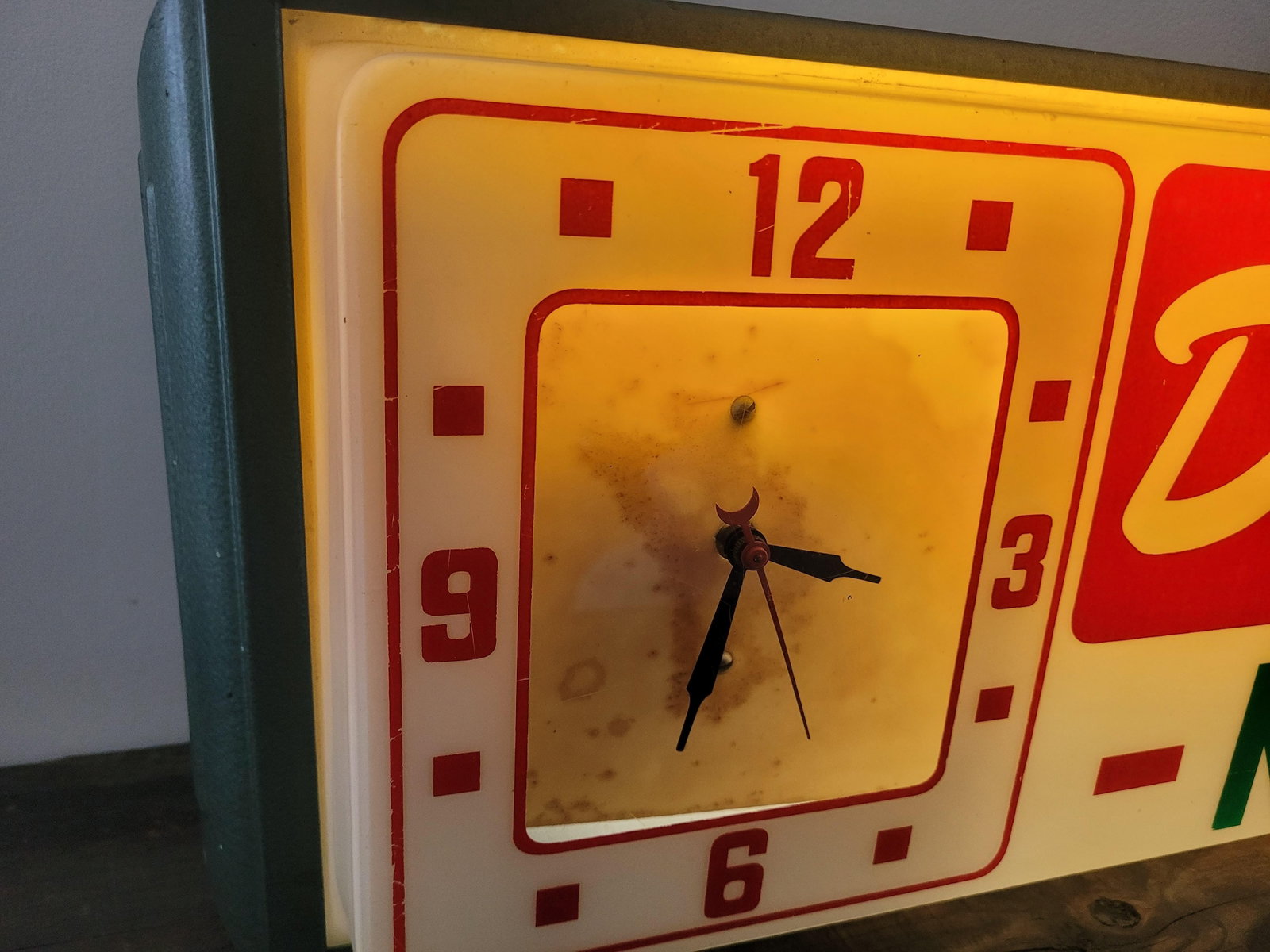 Mid 20th Century Deep South Milk Light-Up Advertising Clock by the Countryman Co. - 5