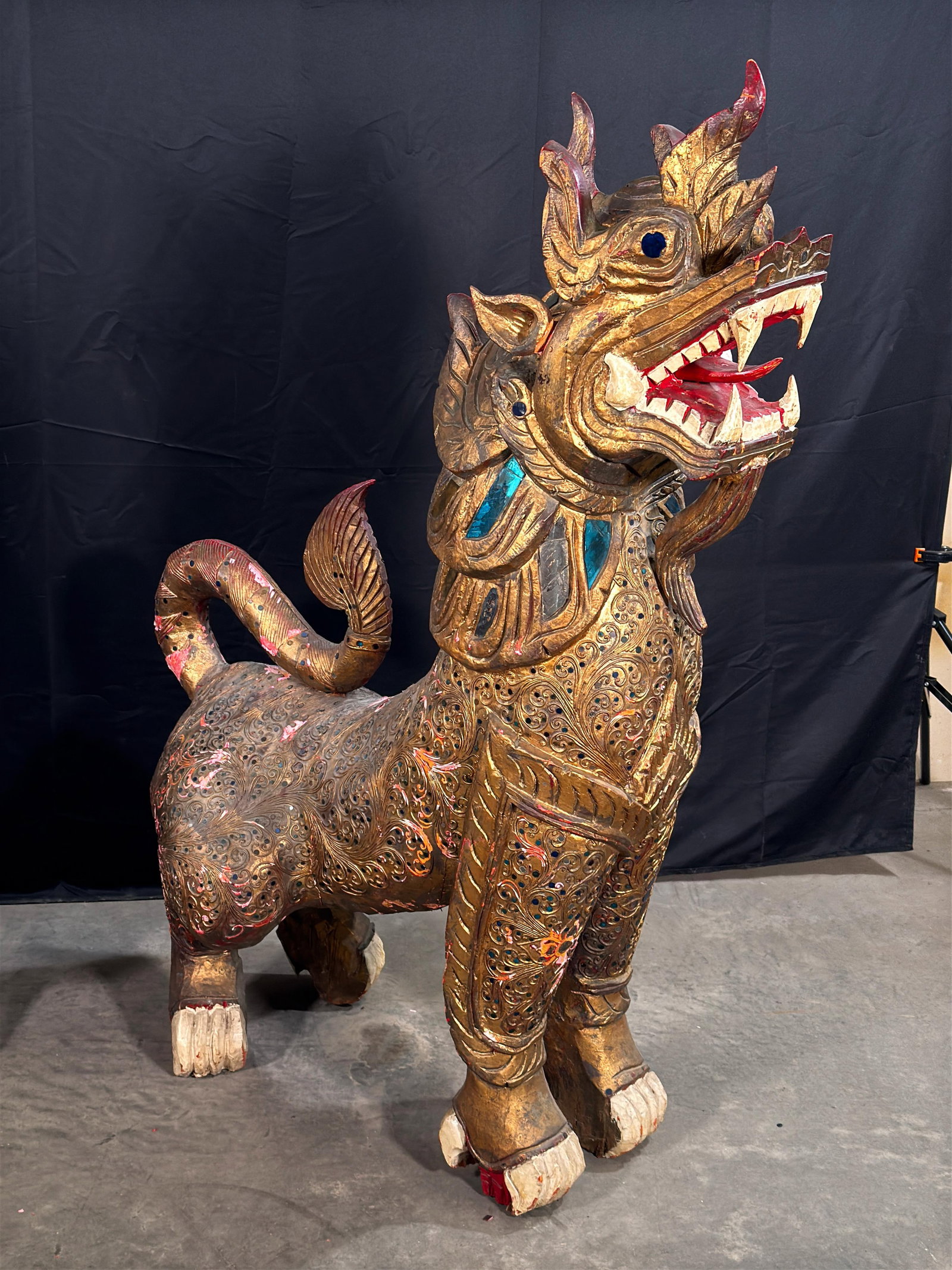 Antique c.1920's/30's Pair of Monumental Burmese Carved Wood Gilt Temple Guardian Lions / Foo Dogs - 3