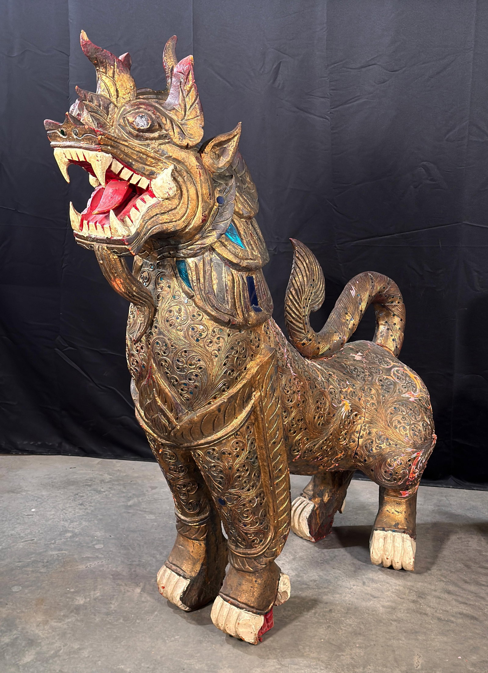 Antique c.1920's/30's Pair of Monumental Burmese Carved Wood Gilt Temple Guardian Lions / Foo Dogs - 4