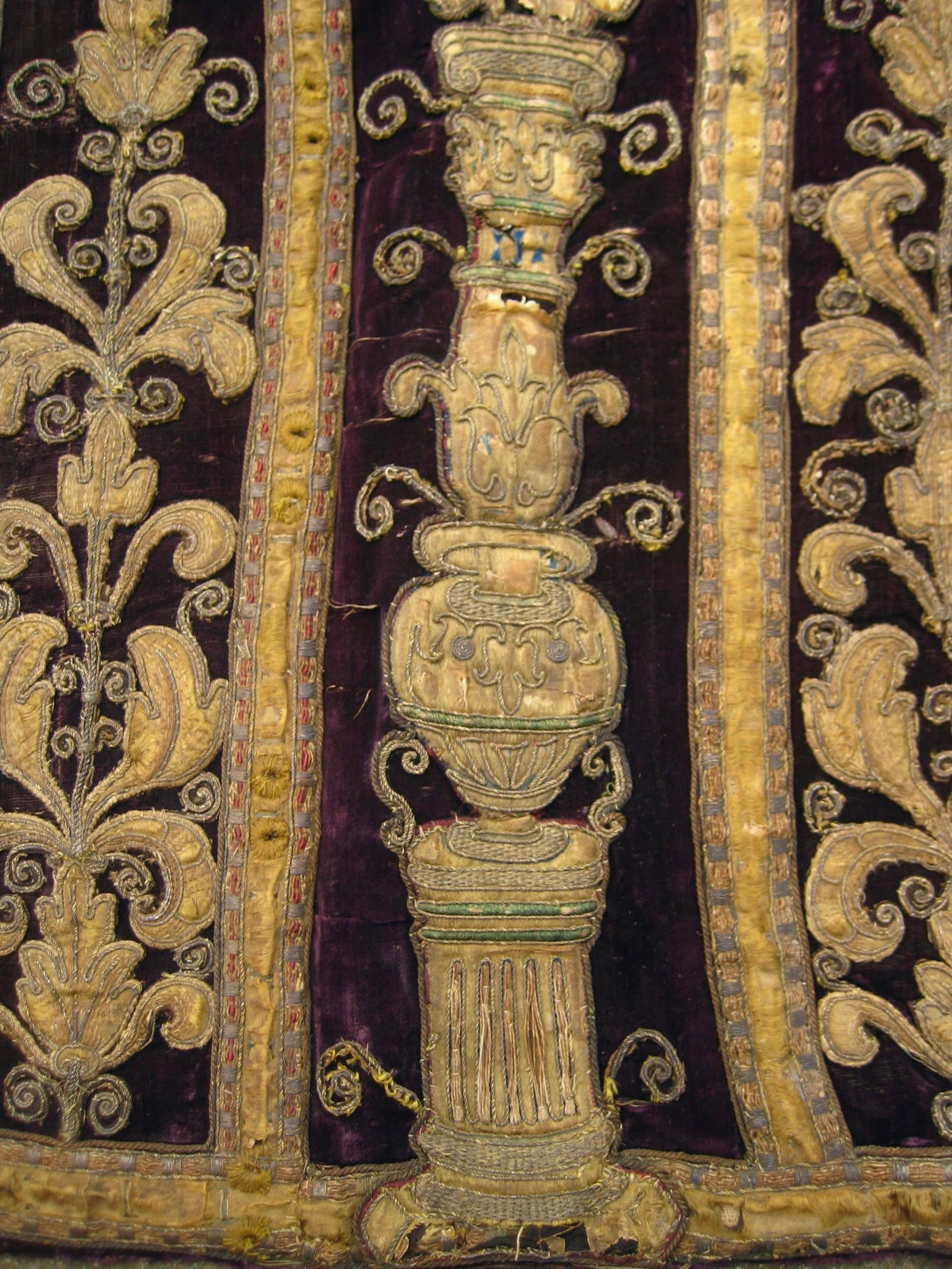 Large Velvet Gold and Silk Embroidered Antependium Circa 17 Century - 10