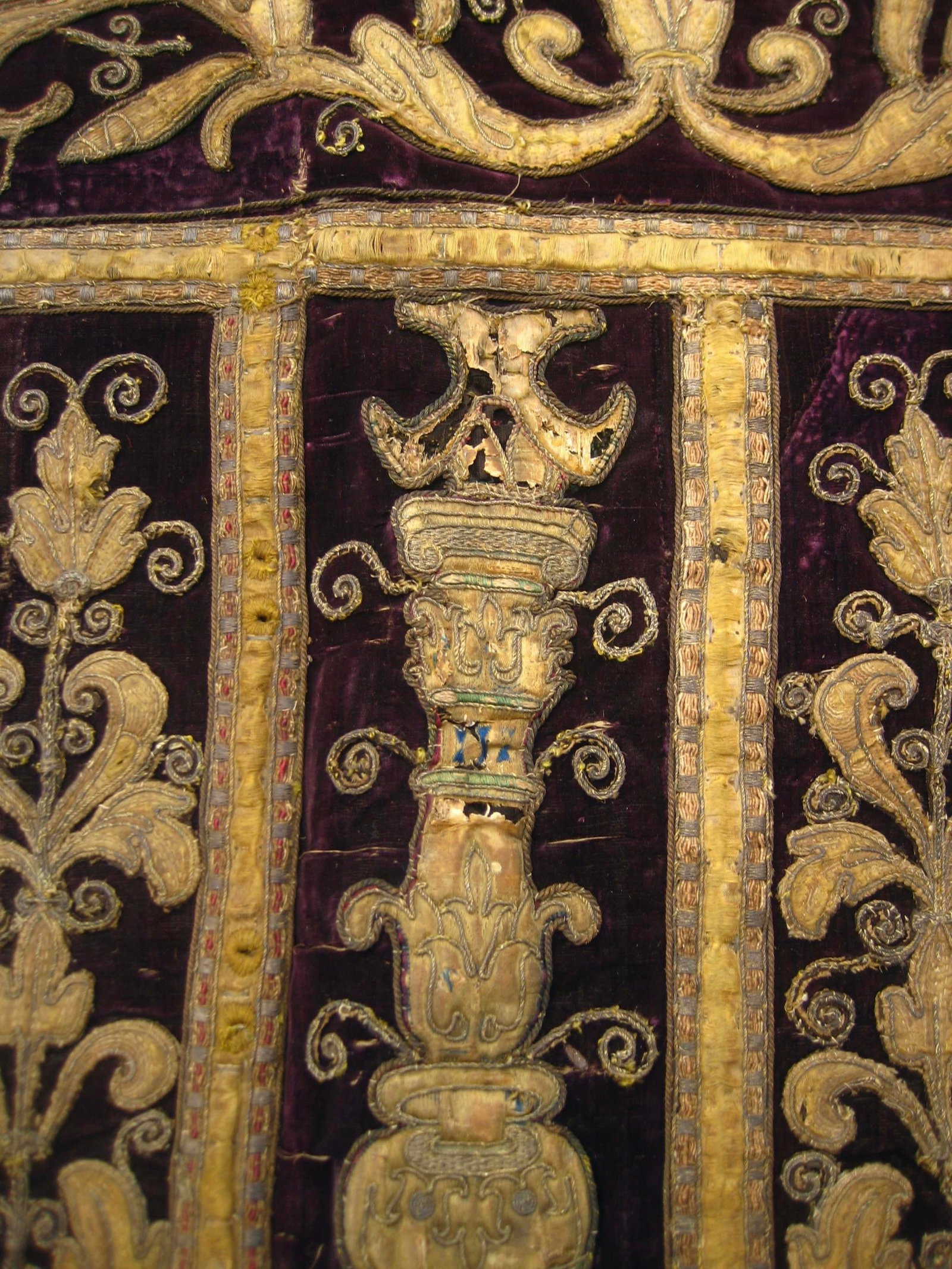 Large Velvet Gold and Silk Embroidered Antependium Circa 17 Century - 11