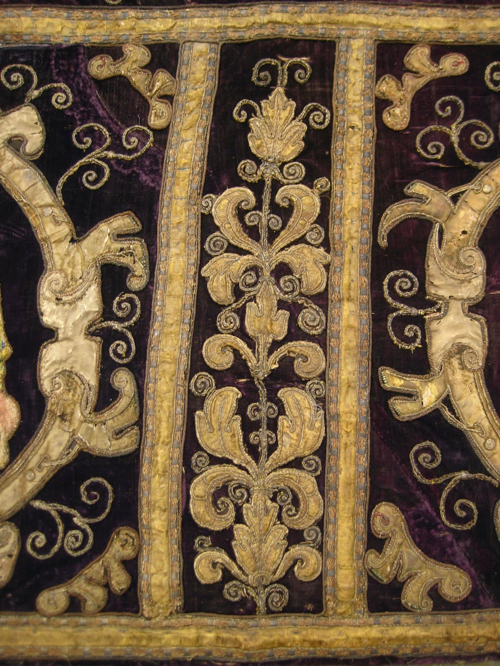 Large Velvet Gold and Silk Embroidered Antependium Circa 17 Century - 12