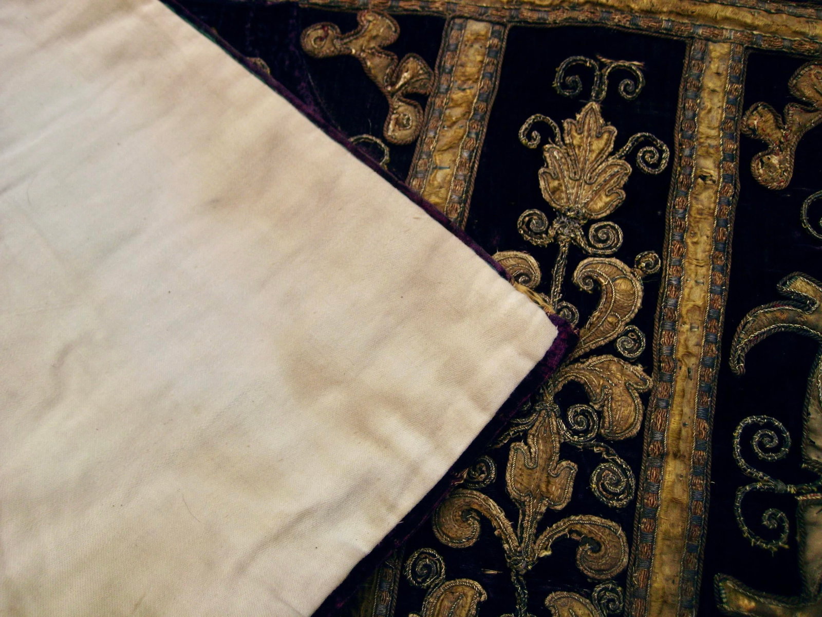Large Velvet Gold and Silk Embroidered Antependium Circa 17 Century - 13