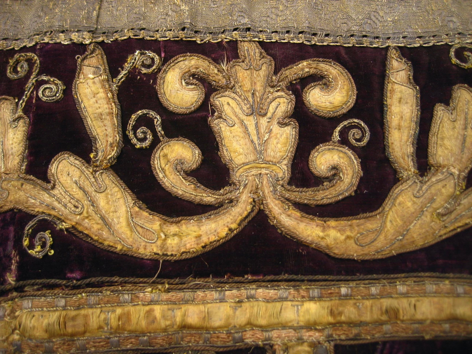 Large Velvet Gold and Silk Embroidered Antependium Circa 17 Century - 14