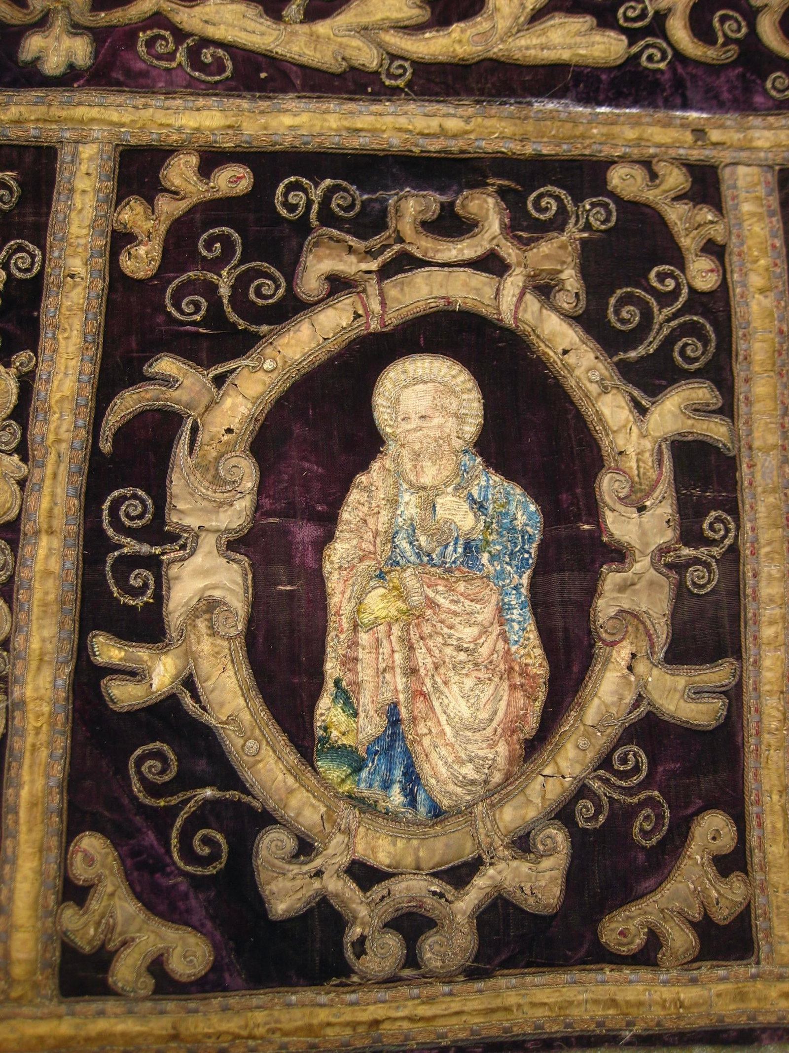Large Velvet Gold and Silk Embroidered Antependium Circa 17 Century - 4
