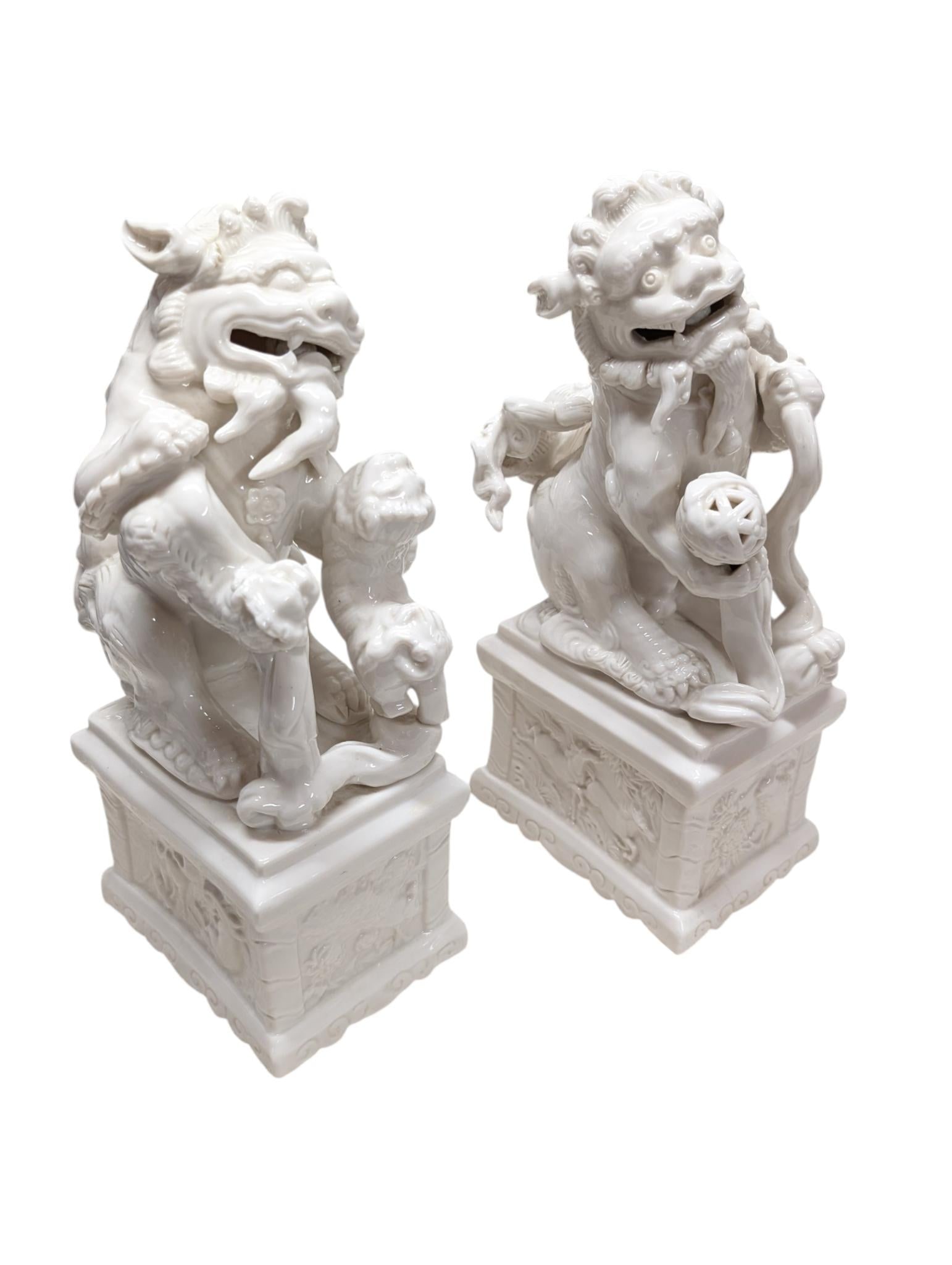Pair of Vintage Chinese Porcelain Blanc De Chine Foo Dog Statues. - 3