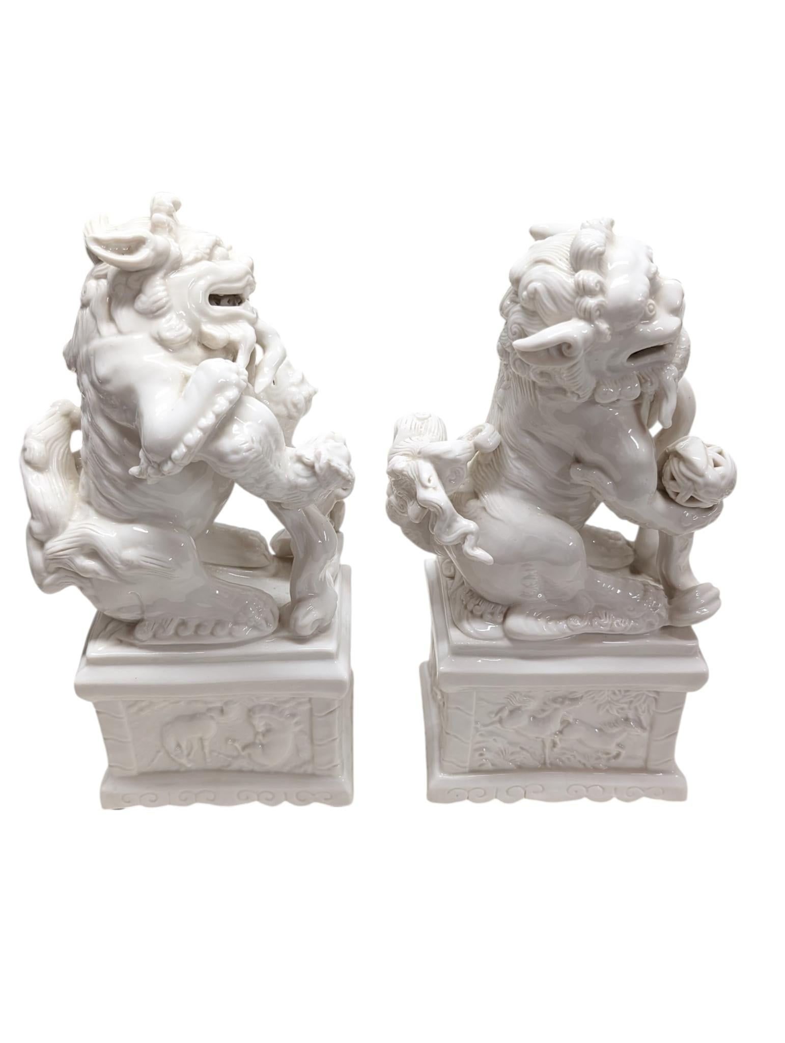Pair of Vintage Chinese Porcelain Blanc De Chine Foo Dog Statues. - 4