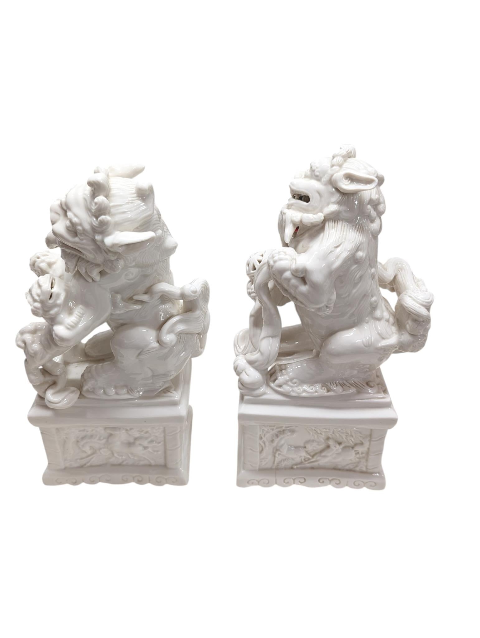 Pair of Vintage Chinese Porcelain Blanc De Chine Foo Dog Statues. - 5