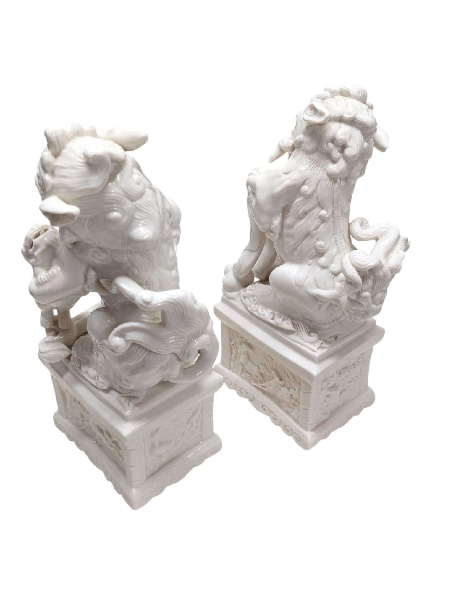 Pair of Vintage Chinese Porcelain Blanc De Chine Foo Dog Statues. - 6
