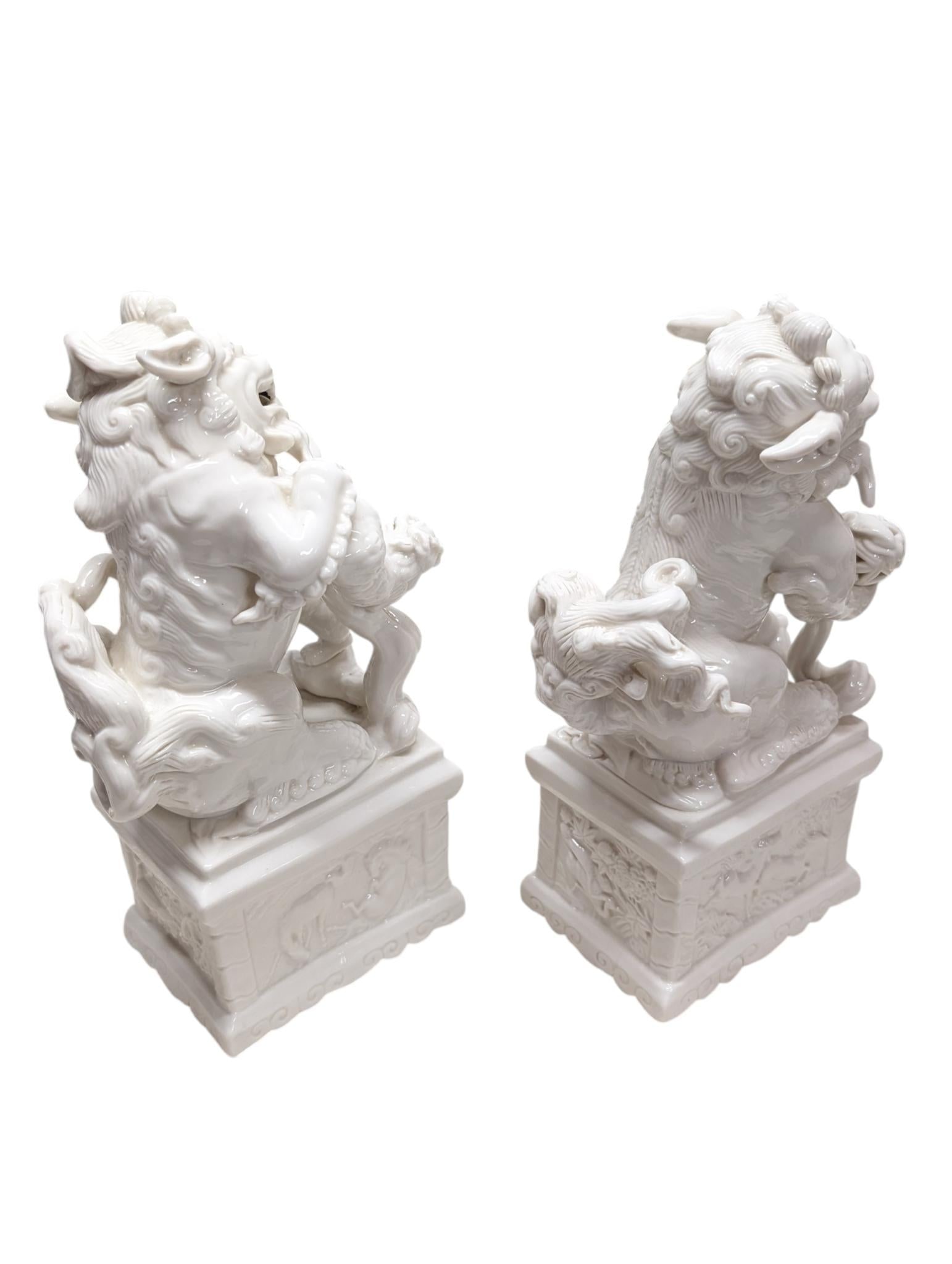Pair of Vintage Chinese Porcelain Blanc De Chine Foo Dog Statues. - 7