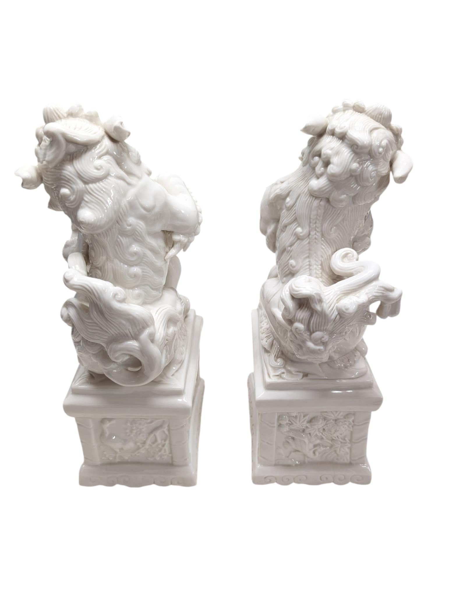 Pair of Vintage Chinese Porcelain Blanc De Chine Foo Dog Statues. - 8