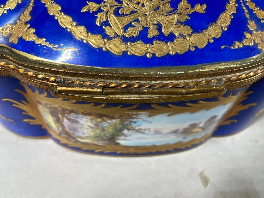 19thC Sevres Rococo Blue Porcelain Gallant Box - 1 - 3
