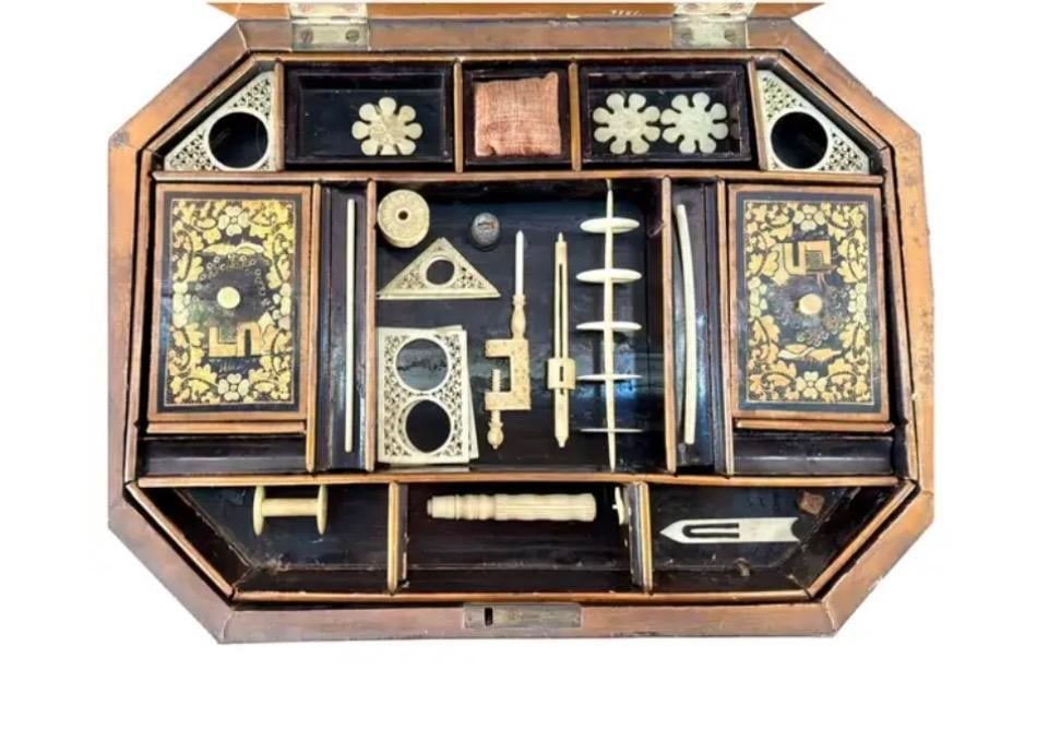 19th Century Chinese Export Lacquer Chinoiserie Sewing Box - 7