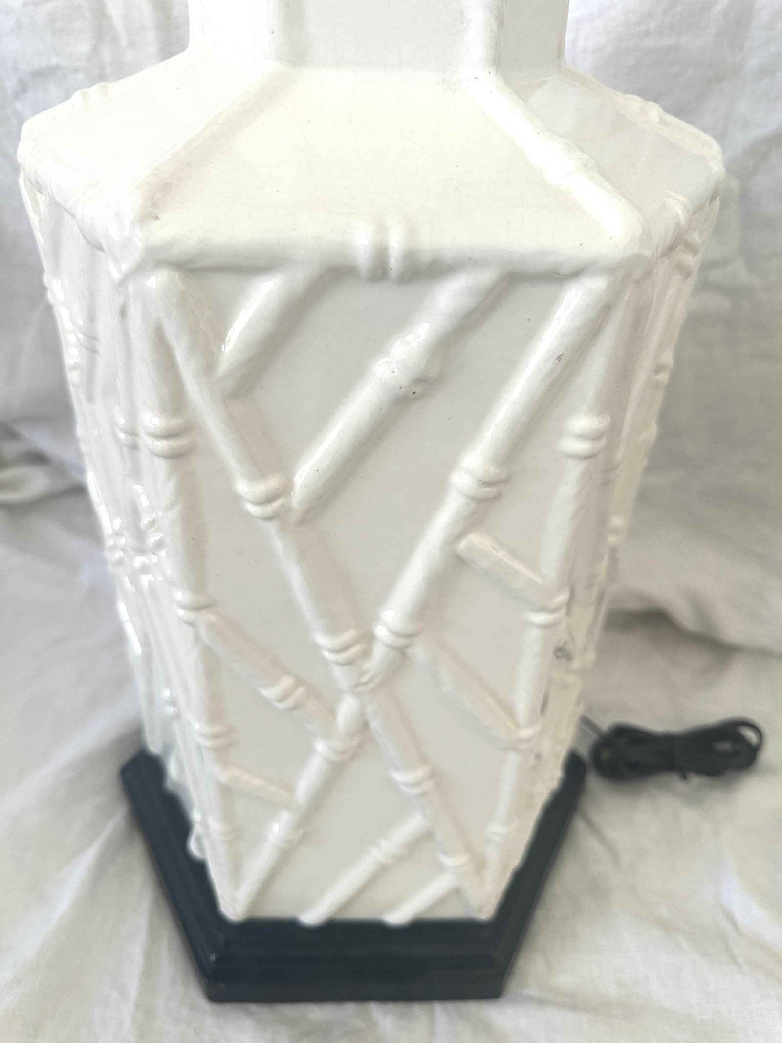 1960s White Ceramic Hexagonal Bamboo Relief Table Lamp - 2