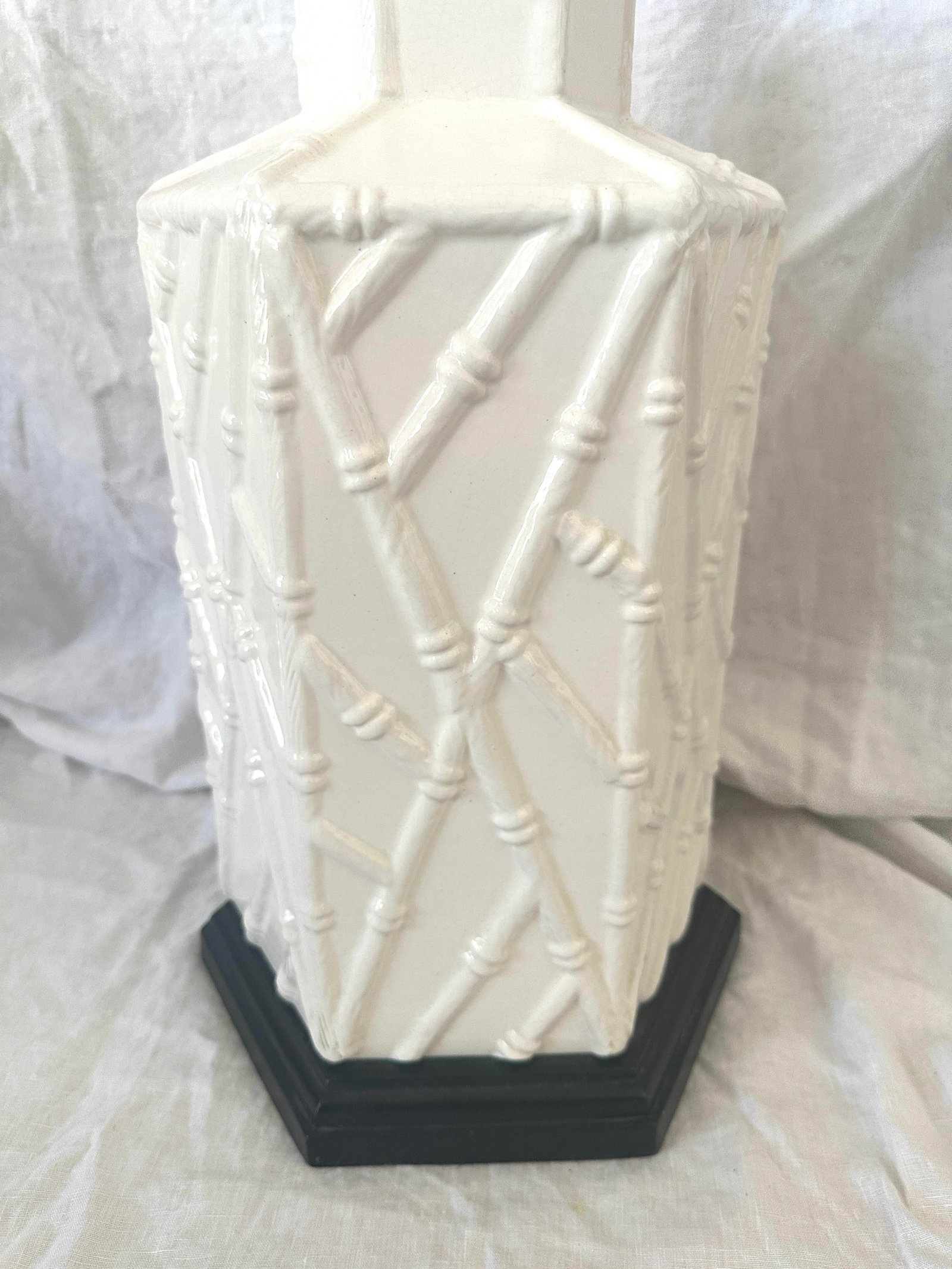 1960s White Ceramic Hexagonal Bamboo Relief Table Lamp - 4