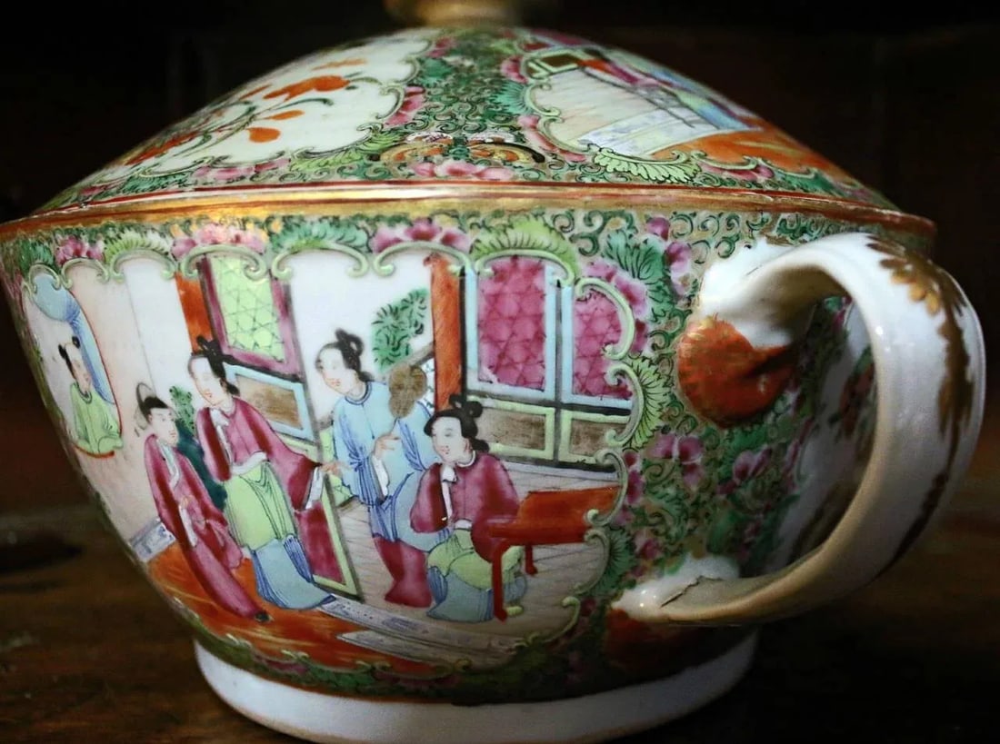 19th century Rose Medallion Chinese Export Covered Chamber Bowl - 2