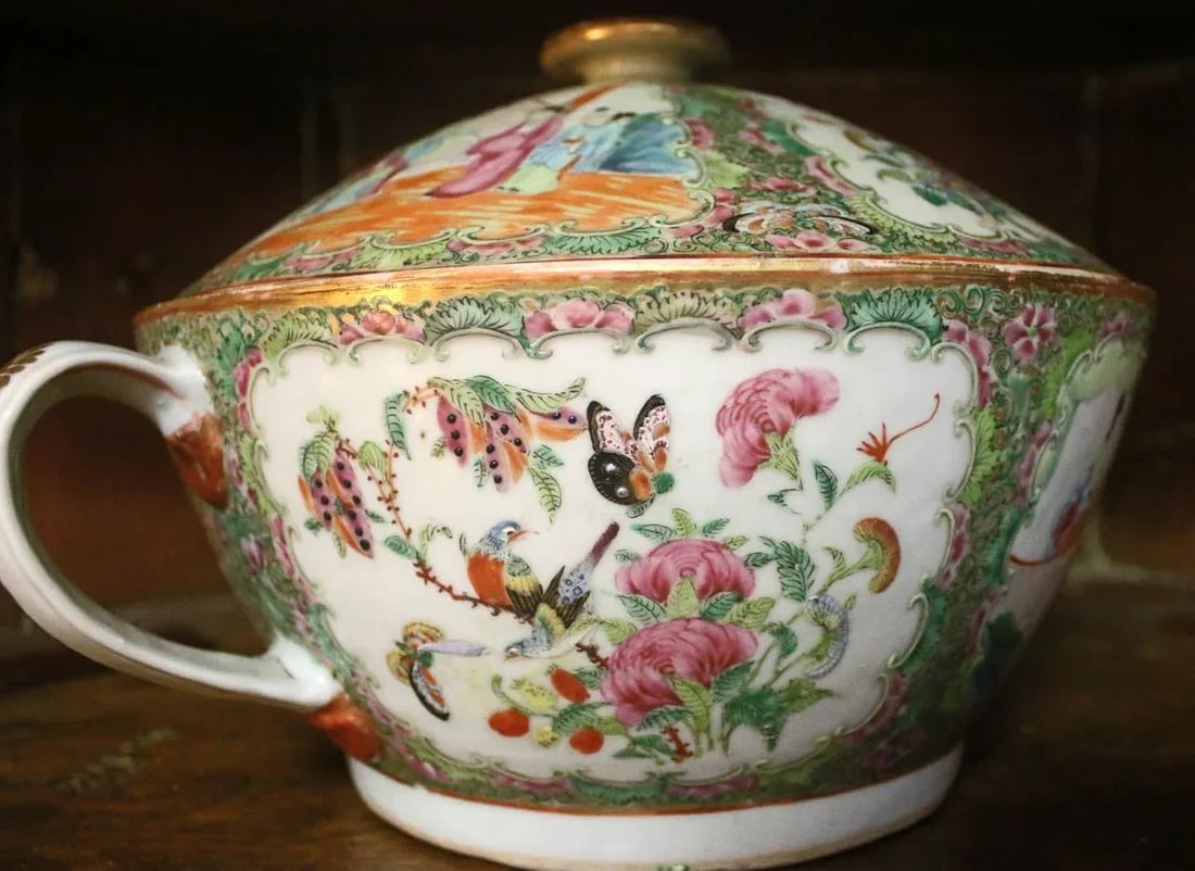 19th century Rose Medallion Chinese Export Covered Chamber Bowl - 3