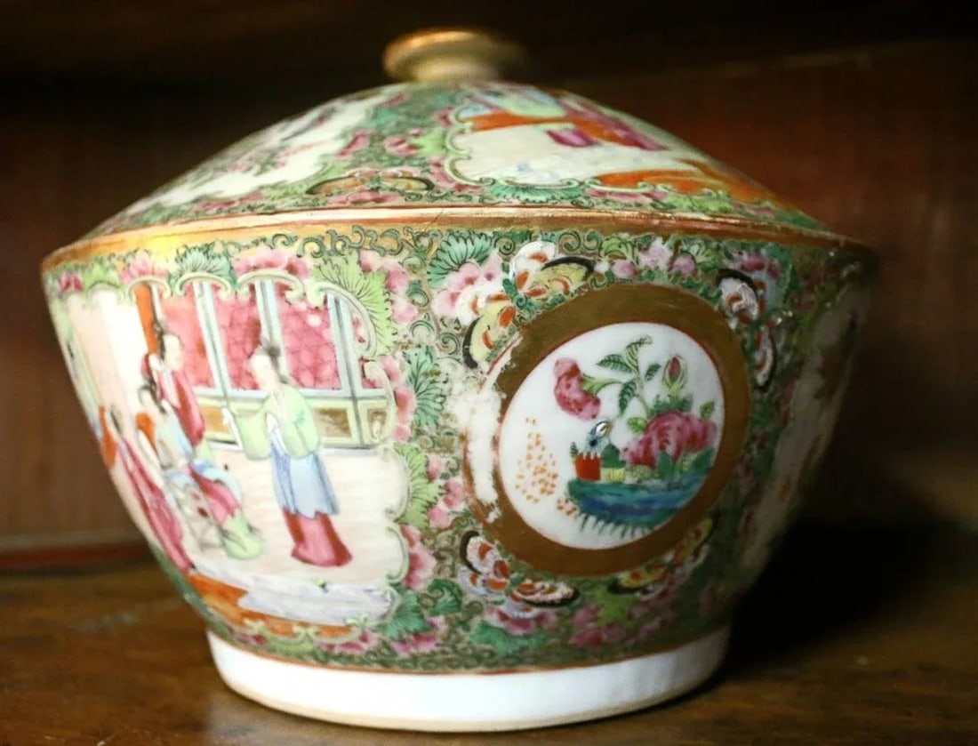 19th century Rose Medallion Chinese Export Covered Chamber Bowl - 4