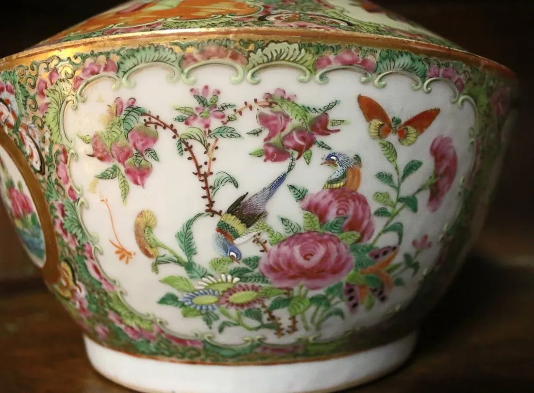 19th century Rose Medallion Chinese Export Covered Chamber Bowl - 5