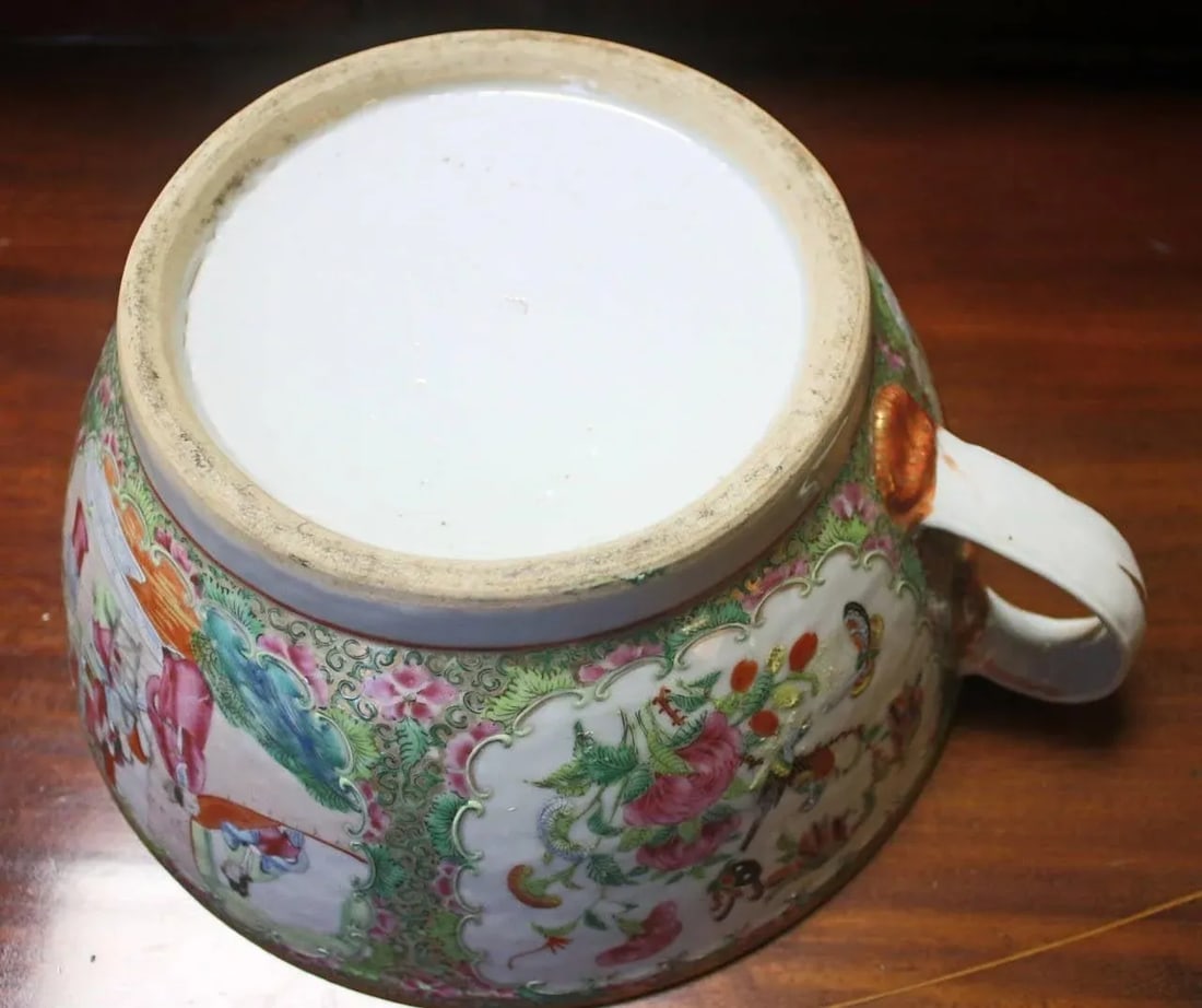 19th century Rose Medallion Chinese Export Covered Chamber Bowl - 7