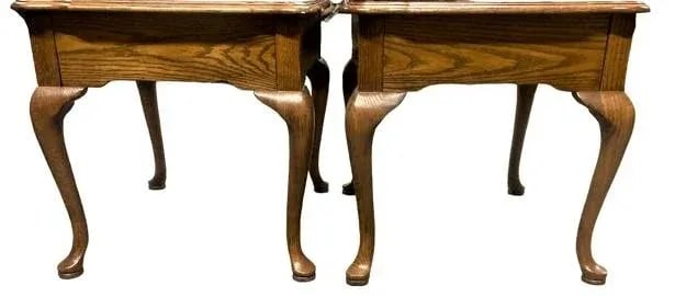 Pair of Thomasville Vintage Solid Oak Queen Anne Side Tables Late 20th Century - 4